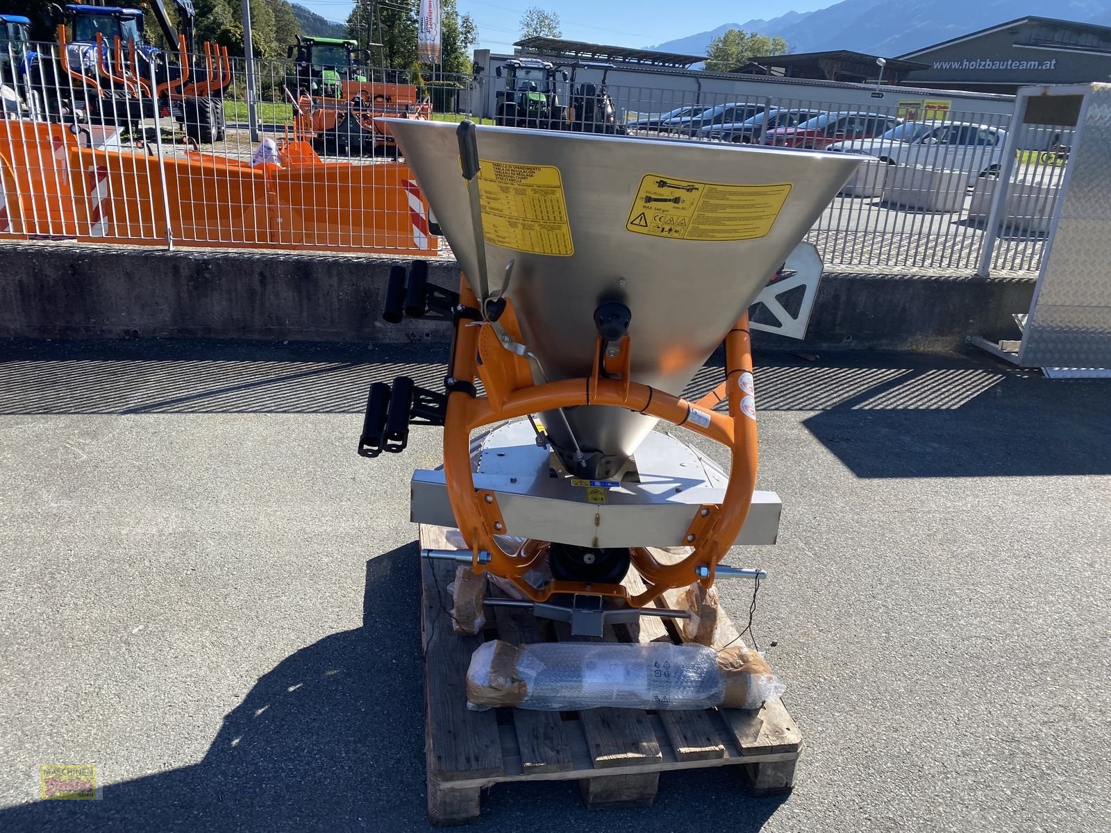 Sandstreuer & Salzstreuer des Typs Sonstige Cosmo P Pro 300 Tellerstreuer aus Edelstahl, Neumaschine in Kötschach (Bild 8)