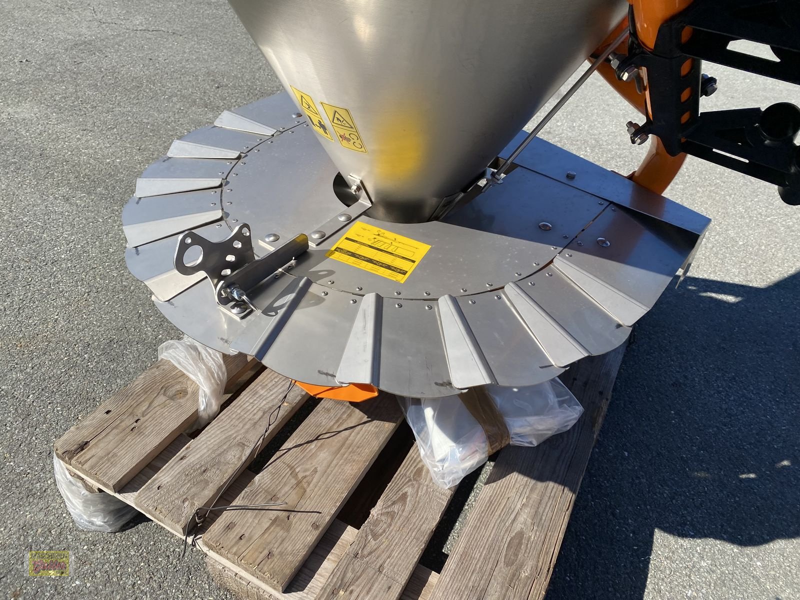 Sandstreuer & Salzstreuer des Typs Sonstige Cosmo P Pro 300 Tellerstreuer aus Edelstahl, Neumaschine in Kötschach (Bild 23)