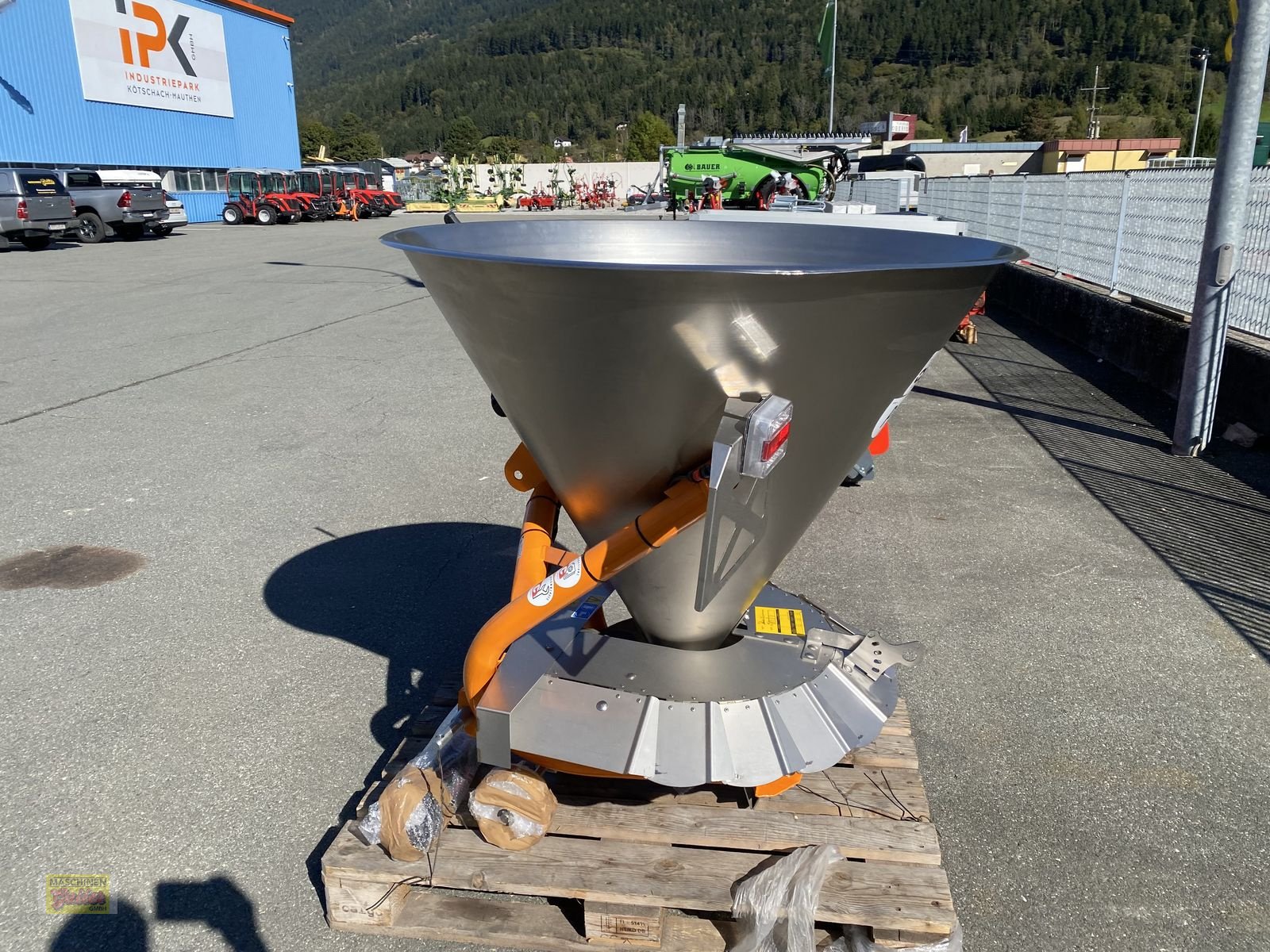 Sandstreuer & Salzstreuer des Typs Sonstige Cosmo P Pro 300 Tellerstreuer aus Edelstahl, Neumaschine in Kötschach (Bild 18)