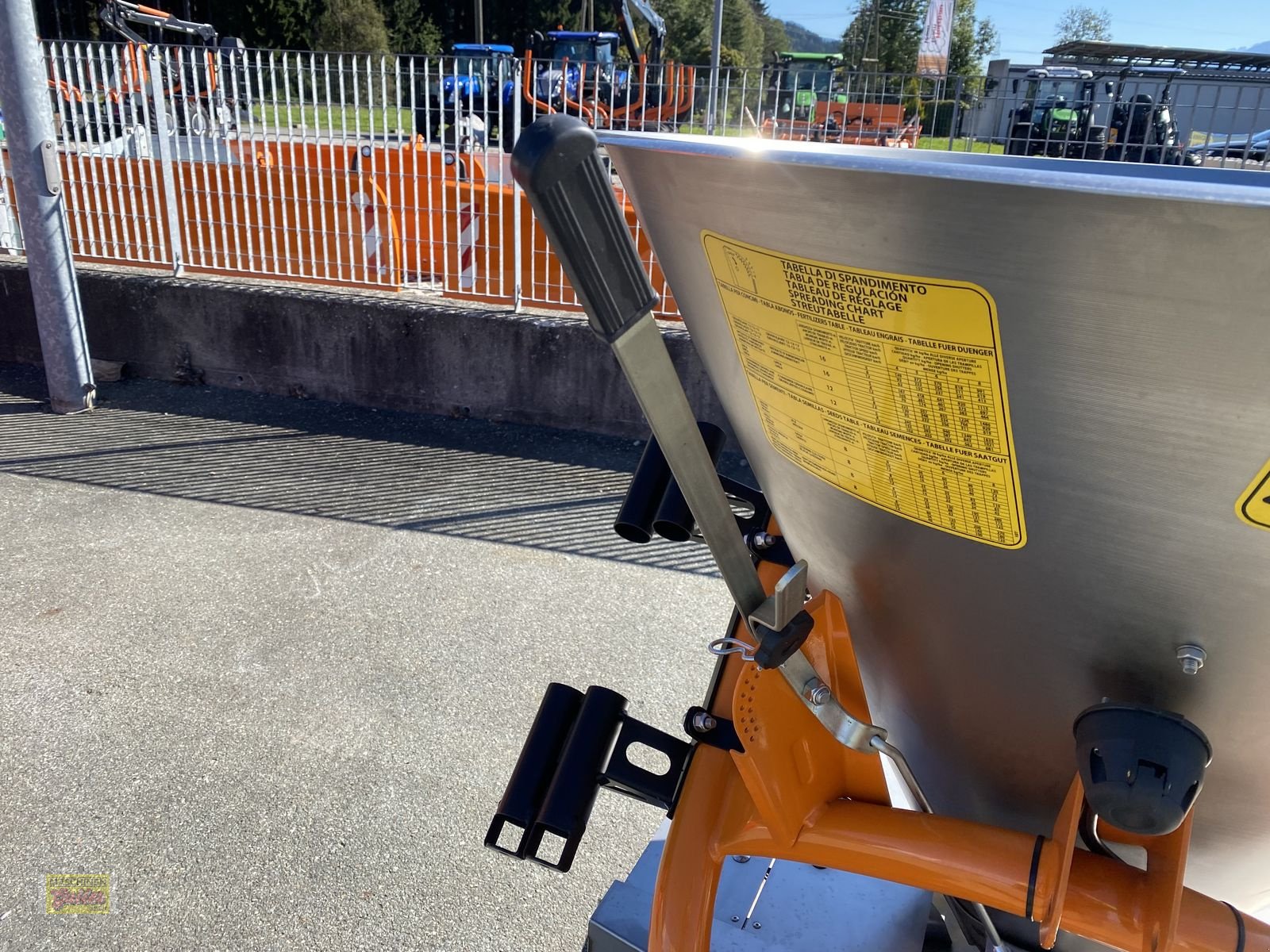 Sandstreuer & Salzstreuer des Typs Sonstige Cosmo P Pro 300 Tellerstreuer aus Edelstahl, Neumaschine in Kötschach (Bild 28)