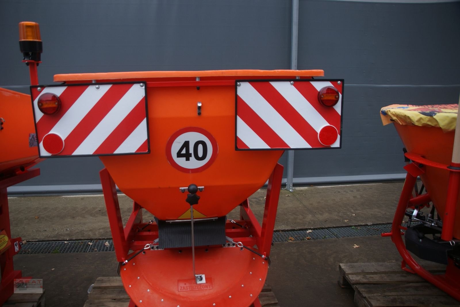 Sandstreuer & Salzstreuer des Typs Sonstige Dexwal Salz und Splitstreuer 200-400 lt-NEU, Neumaschine in Eberschwang (Bild 22)