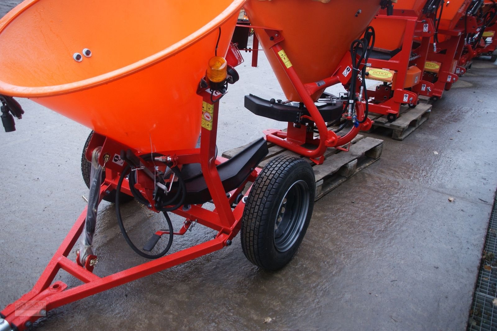 Sandstreuer & Salzstreuer des Typs Sonstige Dexwal Salz und Splitstreuer 200-400 lt-NEU, Neumaschine in Eberschwang (Bild 28)