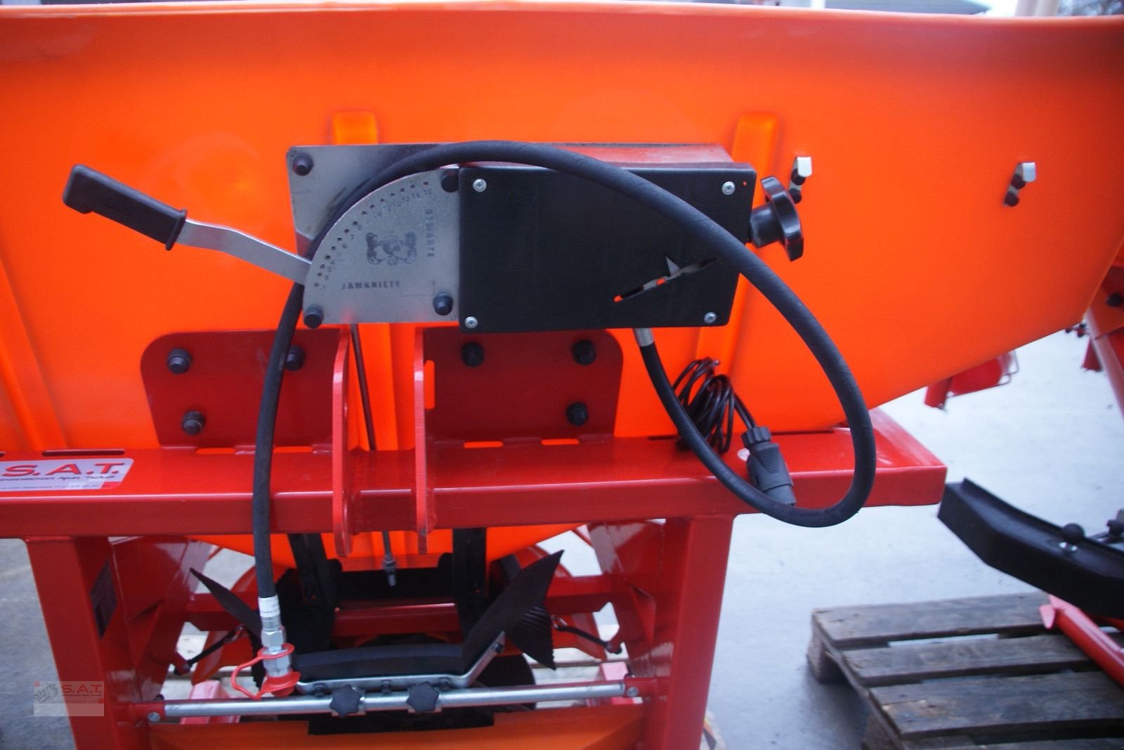 Sandstreuer & Salzstreuer des Typs Sonstige Dexwal Salz und Splitstreuer 200-400 lt-NEU, Neumaschine in Eberschwang (Bild 30)