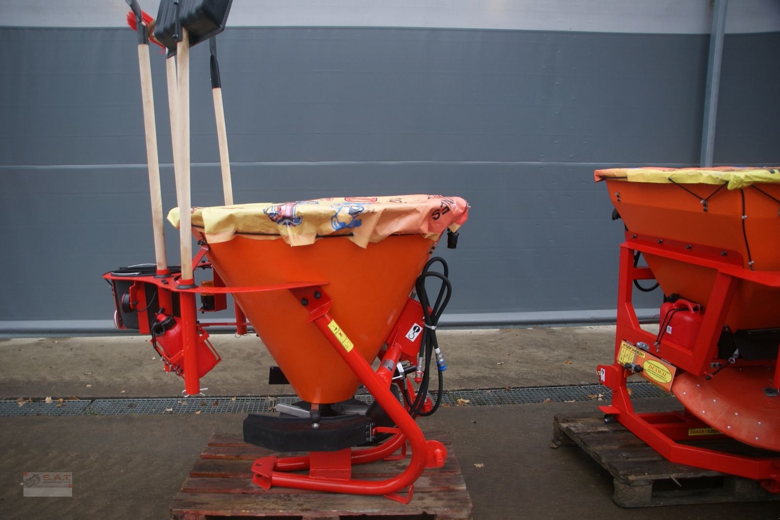 Sandstreuer & Salzstreuer des Typs Sonstige Dexwal Salz und Splitstreuer 200-400 lt-NEU, Neumaschine in Eberschwang (Bild 14)