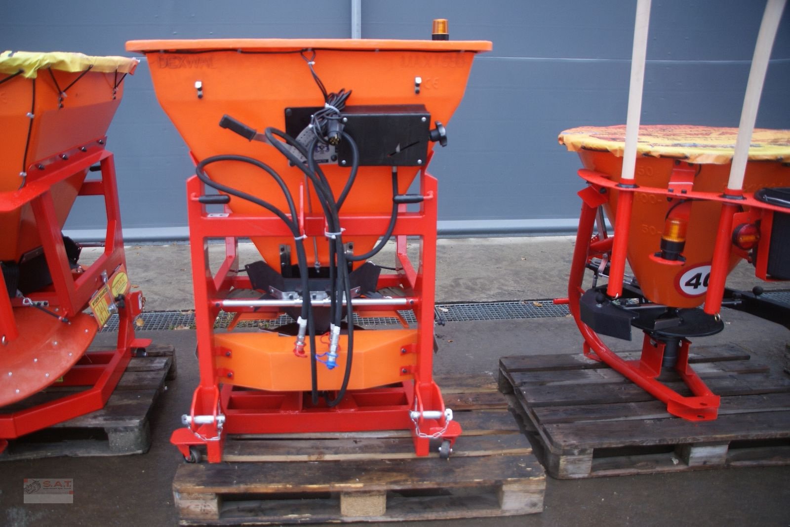 Sandstreuer & Salzstreuer des Typs Sonstige Dexwal Salz und Splitstreuer 200-400 lt-NEU, Neumaschine in Eberschwang (Bild 17)