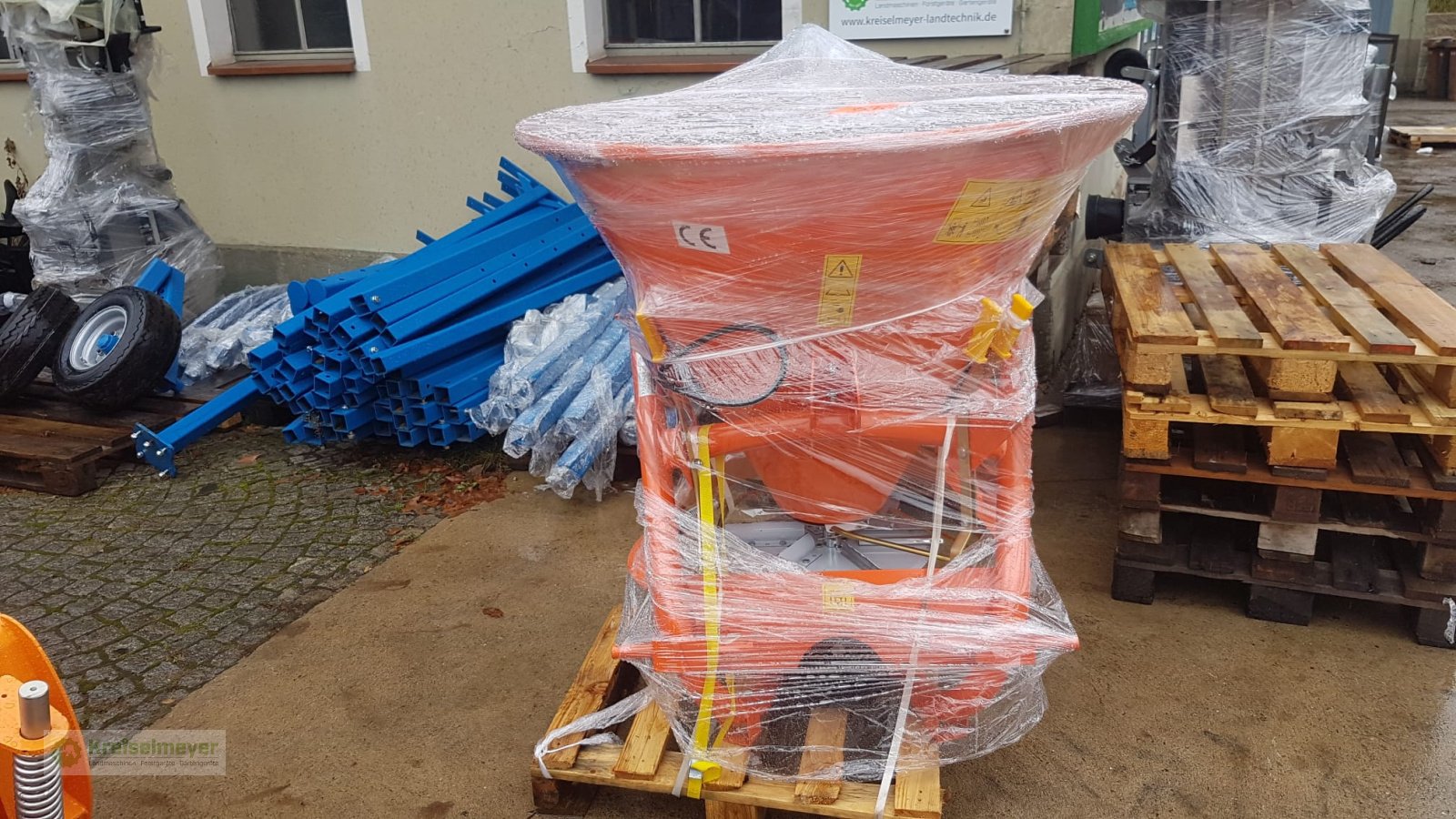 Sandstreuer & Salzstreuer des Typs Sonstige ST300 mit Beleuchtung und Abdeckplane 300 l PVC Trichter hydr.Bedienung, Neumaschine in Feuchtwangen (Bild 1)