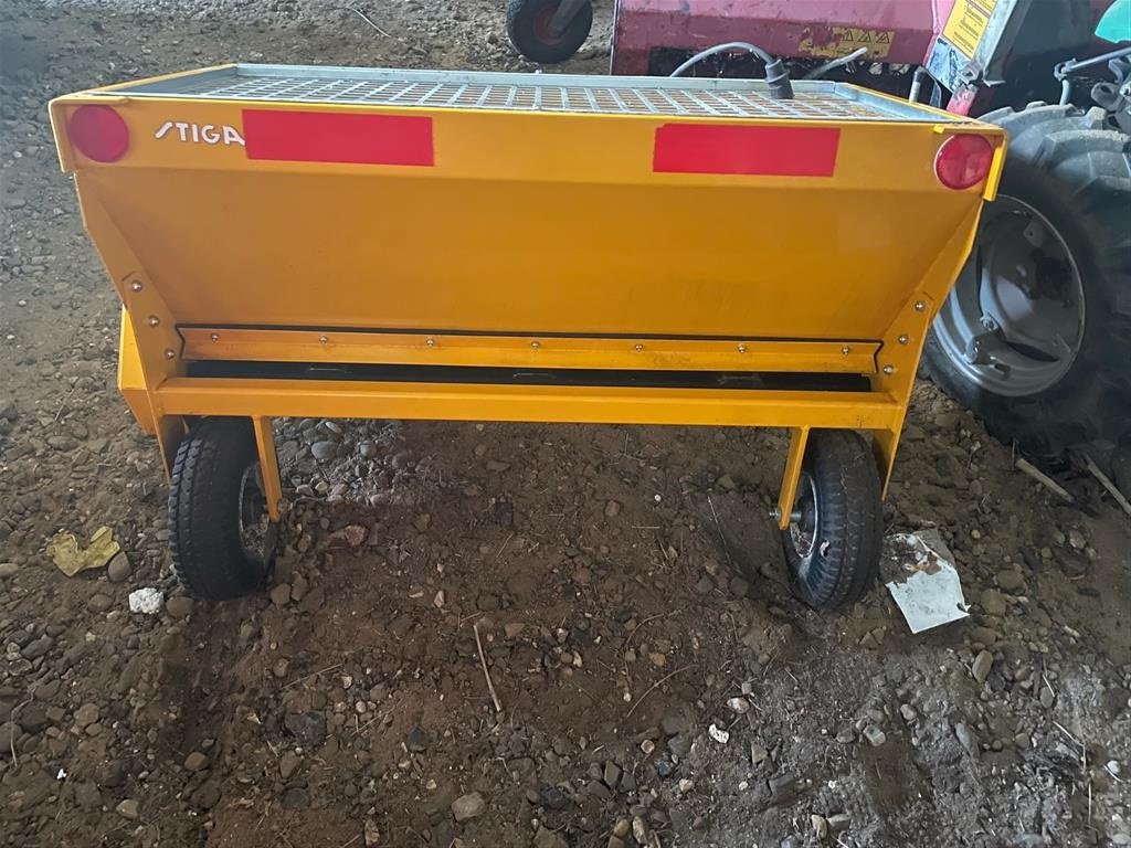 Sandstreuer & Salzstreuer des Typs Stiga Valseudlægger Salter til stiga kørt en gang, Gebrauchtmaschine in Tilst (Bild 2)