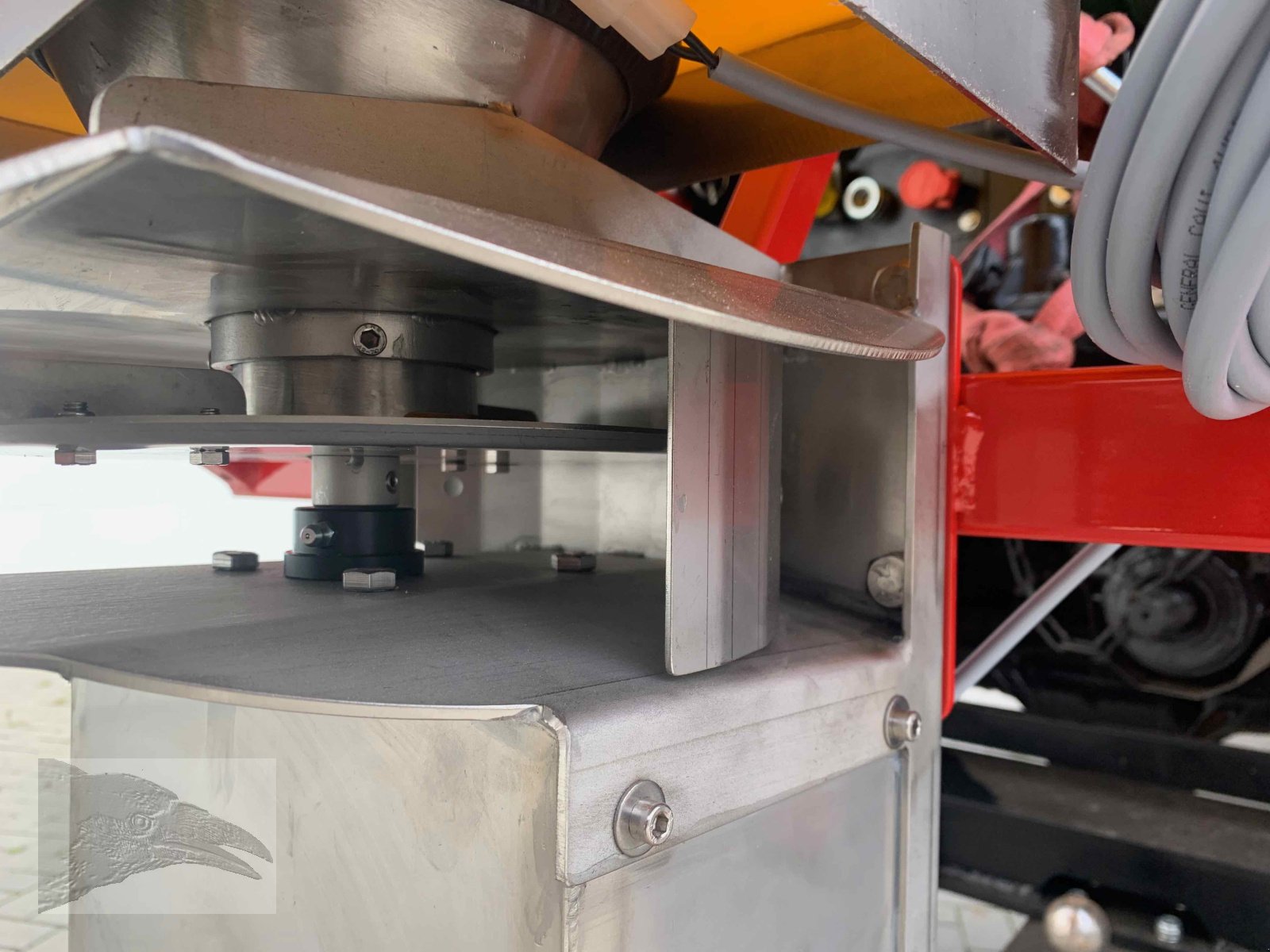 Sandstreuer & Salzstreuer des Typs Technik-Plus 300 ltr Tellerstreuer Edelstahl, Neumaschine in Südheide (Bild 8)