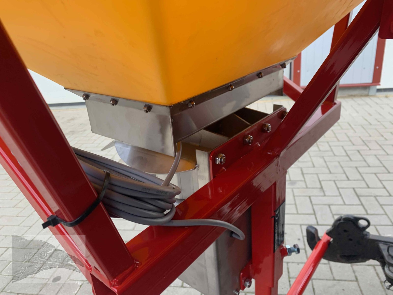 Sandstreuer & Salzstreuer des Typs Technik-Plus 300 ltr Tellerstreuer Edelstahl, Neumaschine in Südheide (Bild 11)