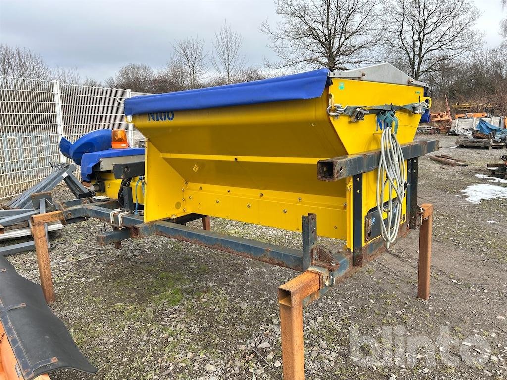 Sandstreuer & Salzstreuer van het type Universal STRATOS B08L-24 WCX-350, Gebrauchtmaschine in Düsseldorf (Foto 4)