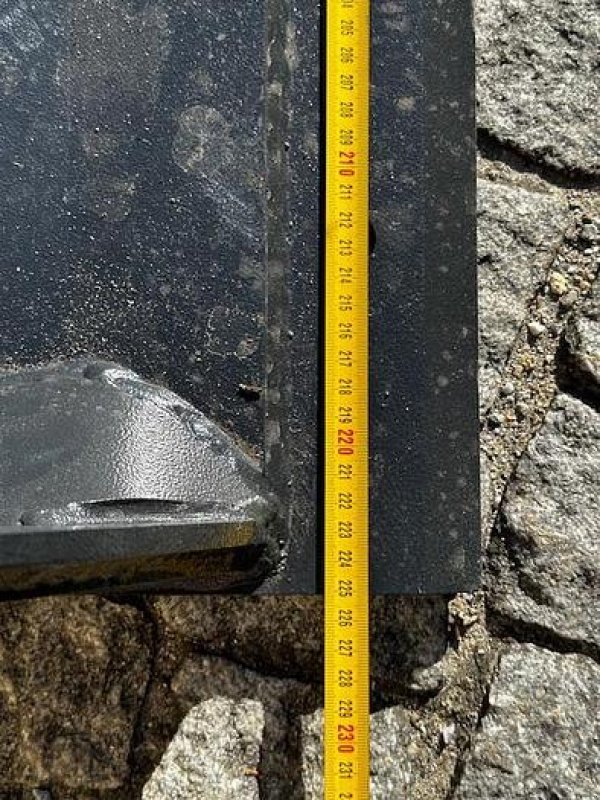 Schaufel des Typs Big Dutchman Volumenschaufel 220 cm mit Merlo ZM2 Aufnahme, Neumaschine in Göpfritz an der Wild (Bild 3)