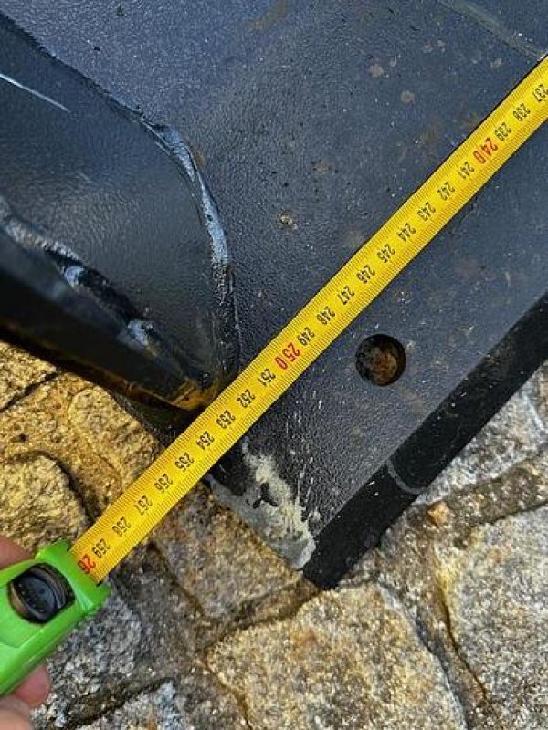 Schaufel des Typs Big Dutchman Volumenschaufel 250 cm mit Merlo ZM2 Aufnahme, Neumaschine in Göpfritz an der Wild (Bild 3)