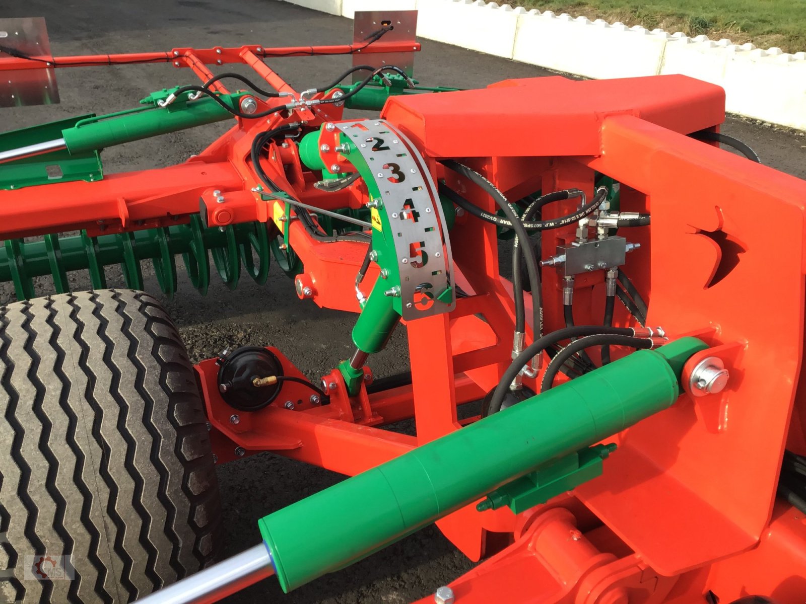 Scheibenegge van het type Agro-Masz BTC50H gezogen Druckluftbremse 560er Scheiben, Neumaschine in Tiefenbach (Foto 11)