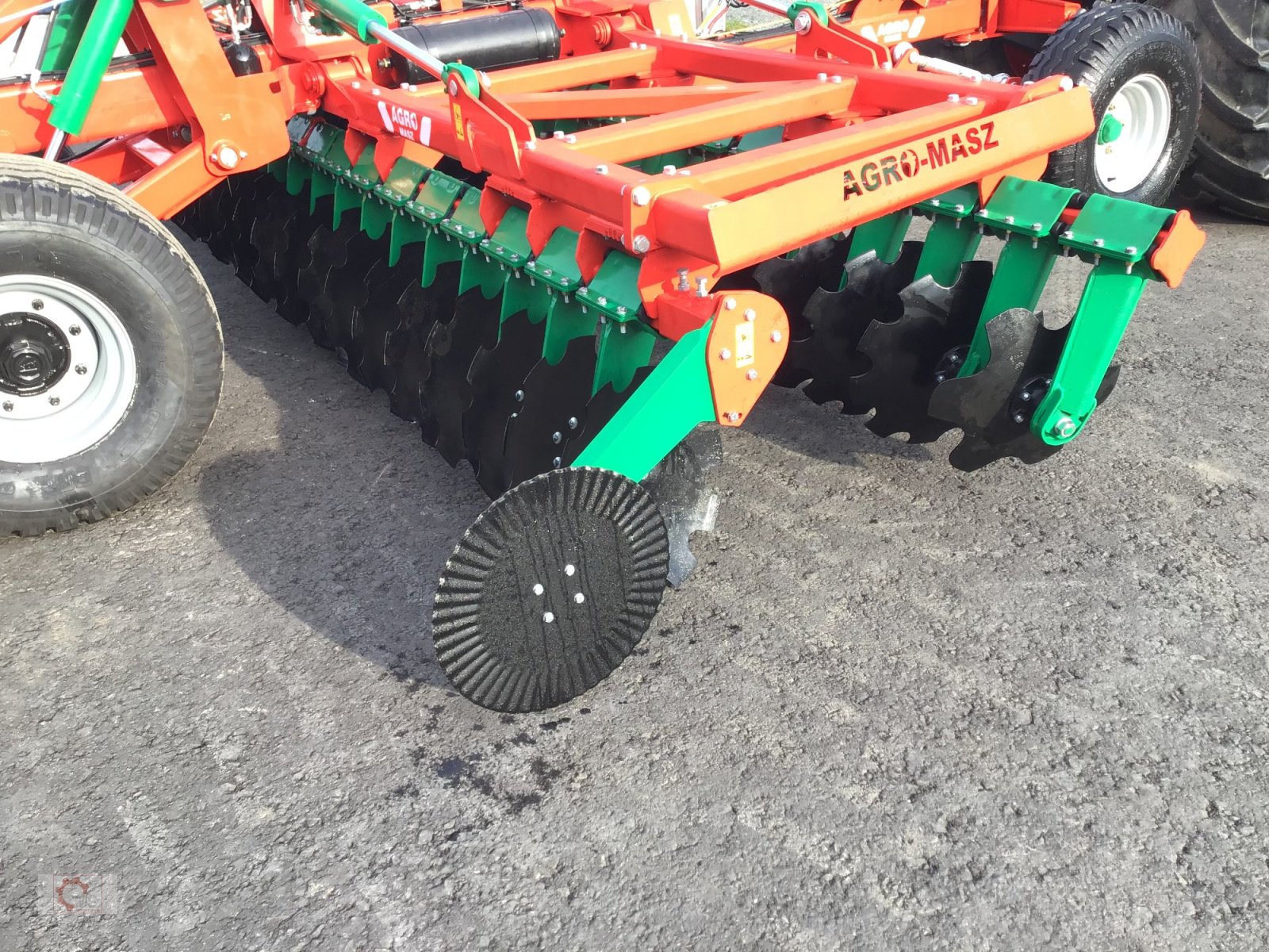 Scheibenegge van het type Agro-Masz BTC50H gezogen Druckluftbremse 560er Scheiben, Neumaschine in Tiefenbach (Foto 16)