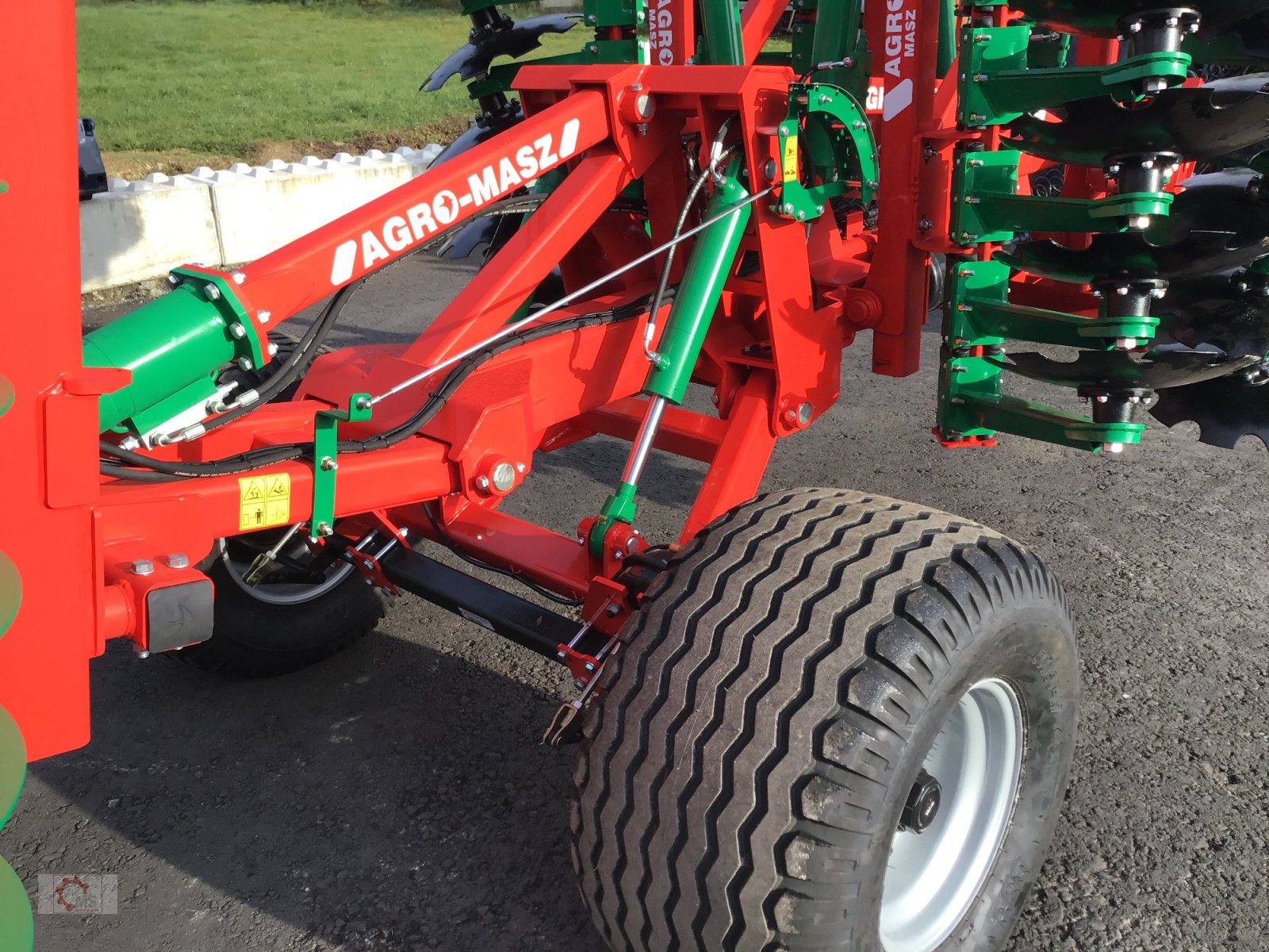 Scheibenegge of the type Agro-Masz BTC50H gezogen Druckluftbremse 560er Scheiben, Neumaschine in Tiefenbach (Picture 4)