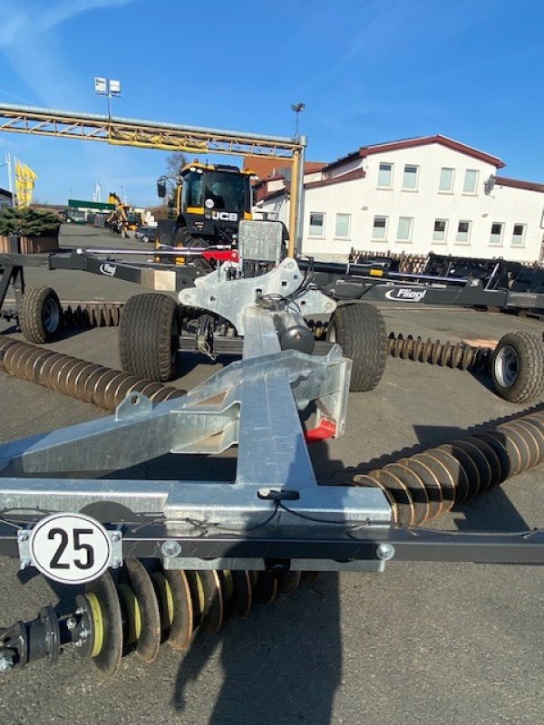 Scheibenegge des Typs Fliegl KSE 680, Neumaschine in Döllstädt (Bild 12)