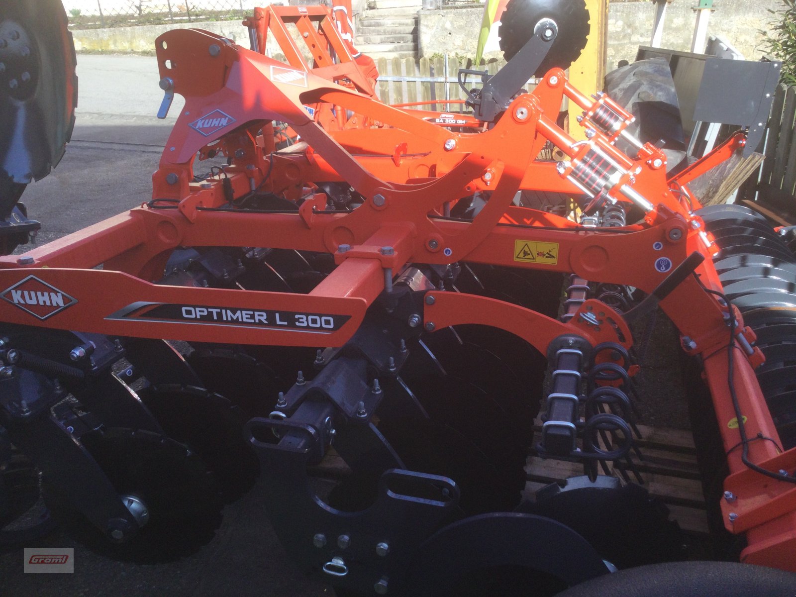 Scheibenegge Türe ait Kuhn Optimer L 300, Mietmaschine içinde Kößlarn (resim 1)