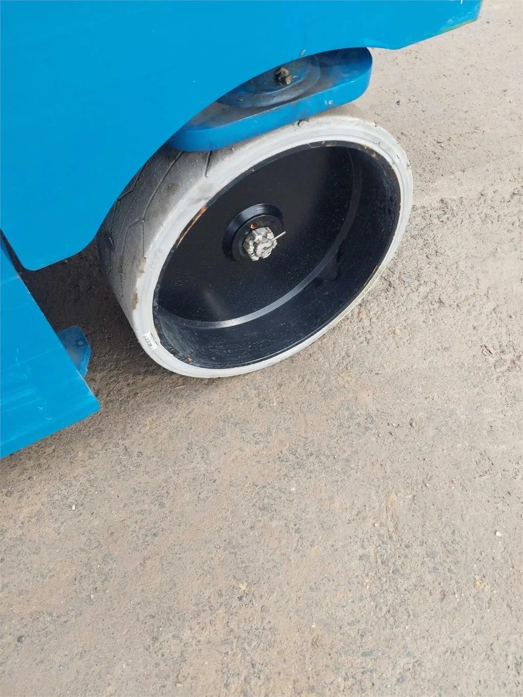 Scherenarbeitsbühne du type aichi X14EN, Gebrauchtmaschine en Schierling (Photo 8)