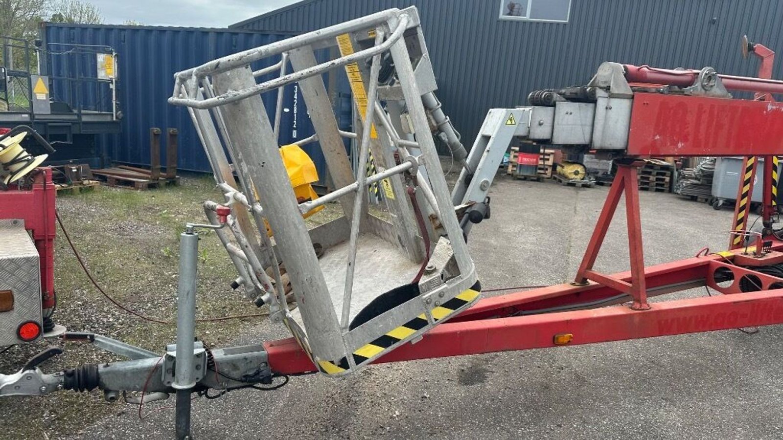 Scherenarbeitsbühne des Typs Denka-Lift DL21 Med selv træk, med drejebar alu kurv, drift batteri, Liften sælges nyt Lift godkendelse, Gebrauchtmaschine in Rødovre (Bild 2)