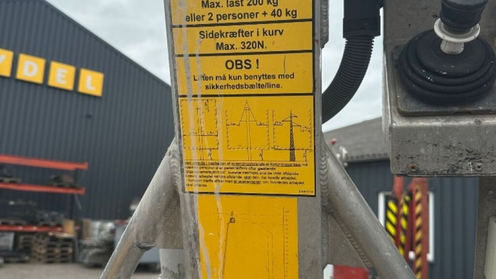 Scherenarbeitsbühne des Typs Denka-Lift DL21 Med selv træk, med drejebar alu kurv, drift batteri, Liften sælges nyt Lift godkendelse, Gebrauchtmaschine in Rødovre (Bild 4)