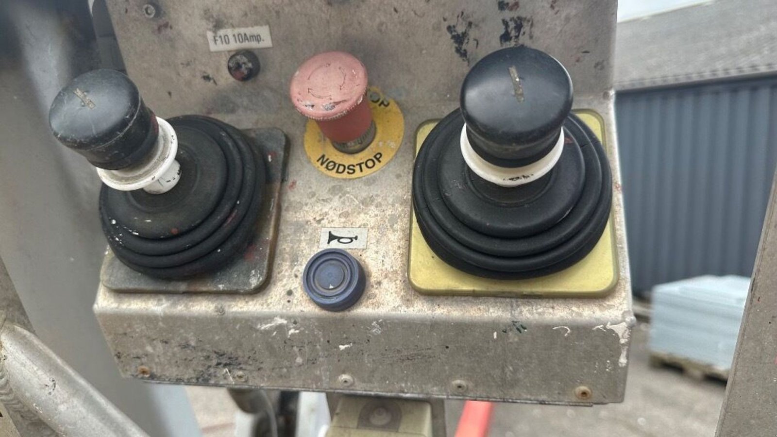 Scherenarbeitsbühne des Typs Denka-Lift DL21 Med selv træk, med drejebar alu kurv, drift batteri, Liften sælges nyt Lift godkendelse, Gebrauchtmaschine in Rødovre (Bild 3)