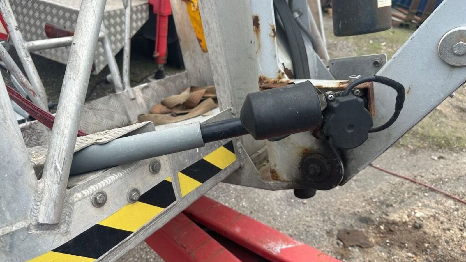 Scherenarbeitsbühne des Typs Denka-Lift DL21 Med selv træk, med drejebar alu kurv, drift batteri, Liften sælges nyt Lift godkendelse, Gebrauchtmaschine in Rødovre (Bild 5)