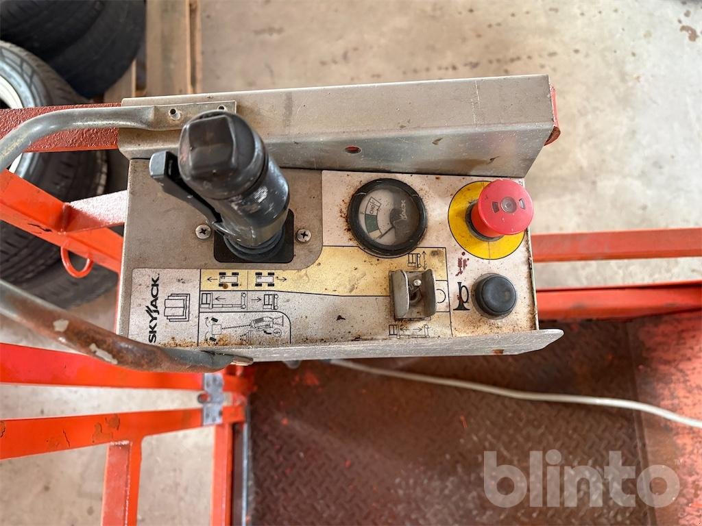 Scherenarbeitsbühne du type Skyjack SJ12, Gebrauchtmaschine en Düsseldorf (Photo 6)