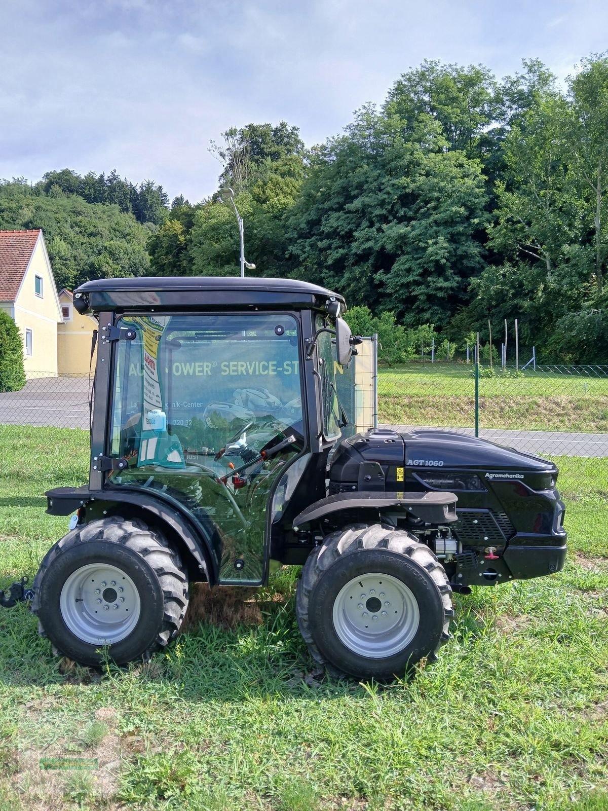 Schmalspurtraktor tipa Agromehanika AGT 1060, Vorführmaschine u Feldbach (Slika 1)