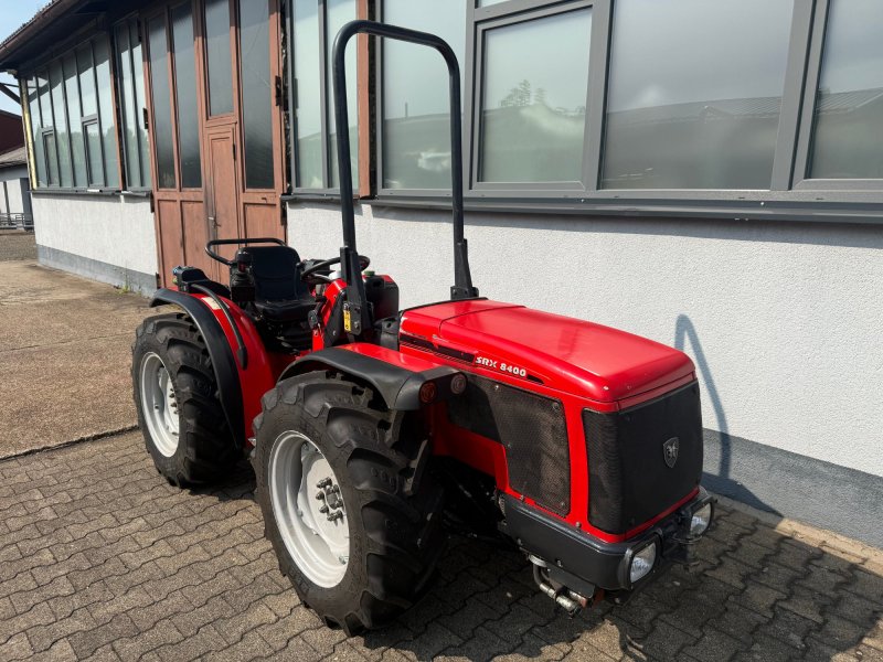 Schmalspurtraktor des Typs Antonio Carraro SRX 8400 Allrad Traktor Schlepper Wendesitz, Gebrauchtmaschine in Bühl (Bild 1)