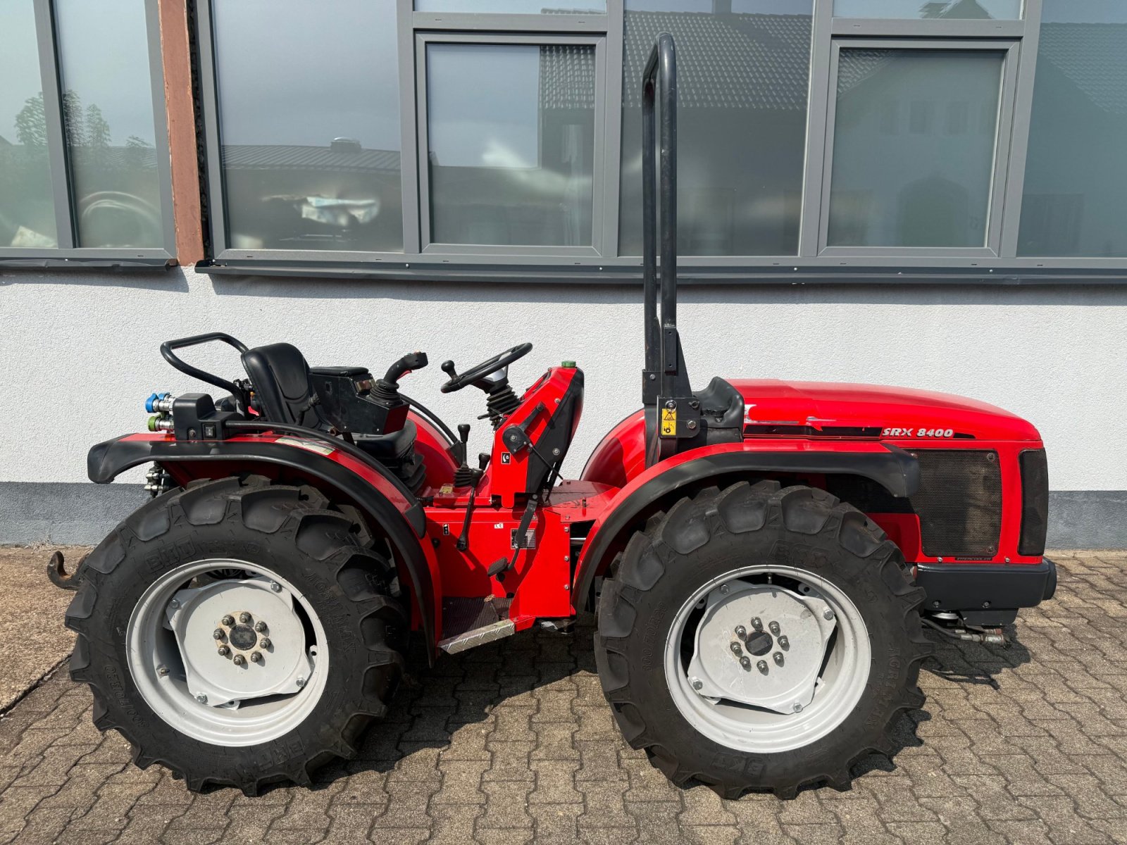 Schmalspurtraktor of the type Antonio Carraro SRX 8400 Allrad Traktor Schlepper Wendesitz, Gebrauchtmaschine in Bühl (Picture 4)