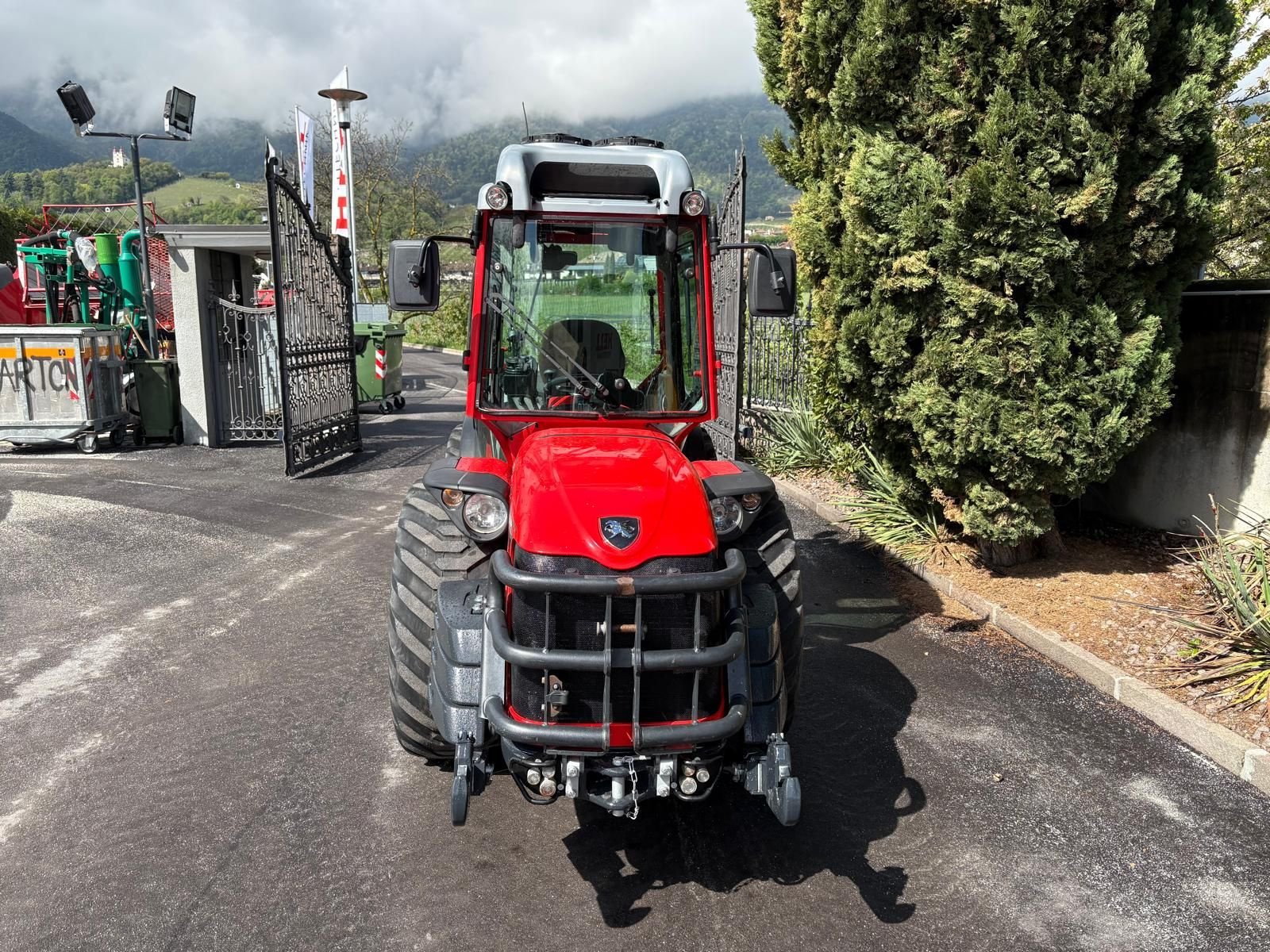 Schmalspurtraktor des Typs Antonio Carraro SRX 9800 - GB 110, Gebrauchtmaschine in Eppan (BZ) (Bild 2)