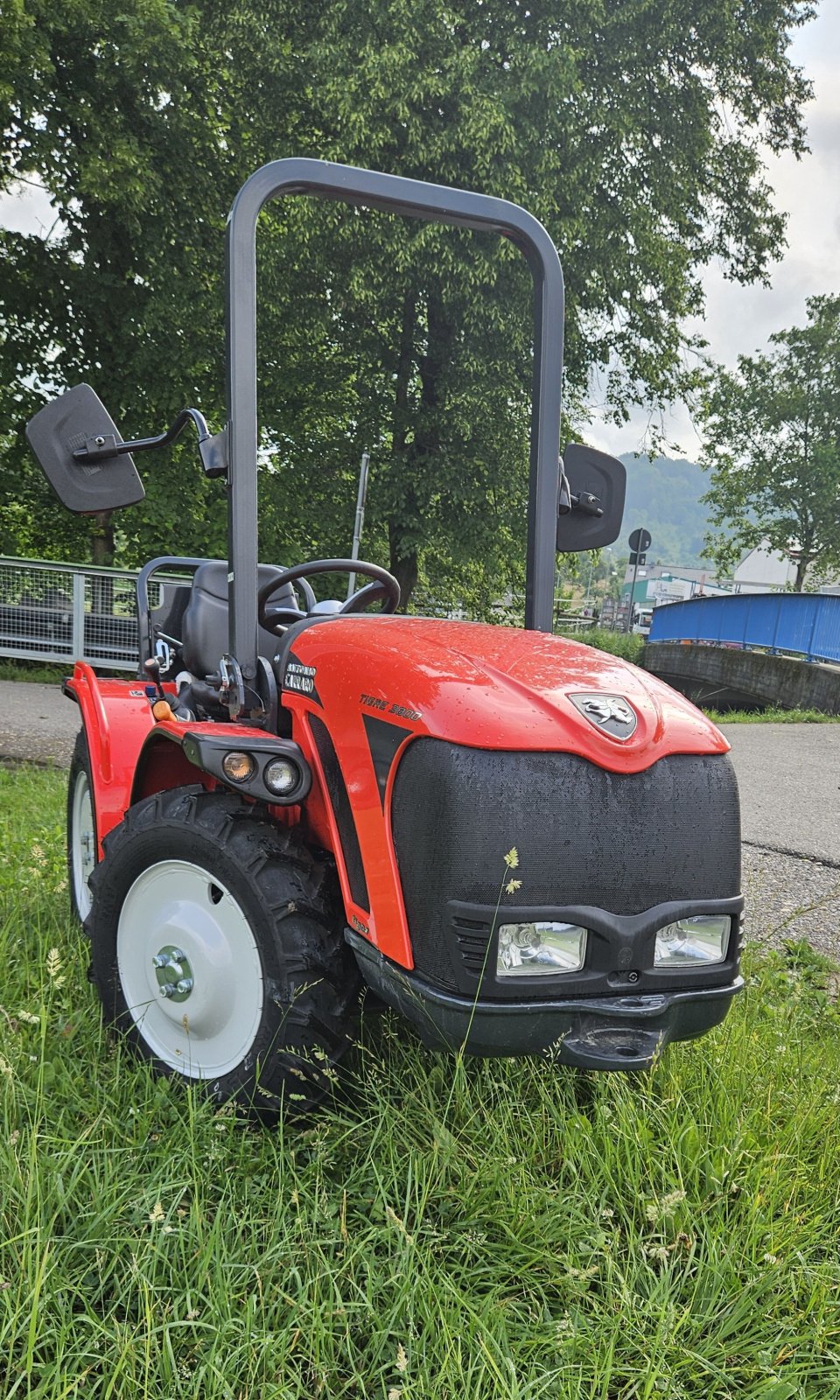 Schmalspurtraktor des Typs Antonio Carraro Tigre 3800, Neumaschine in Schorndorf-Miedelsbach (Bild 1)