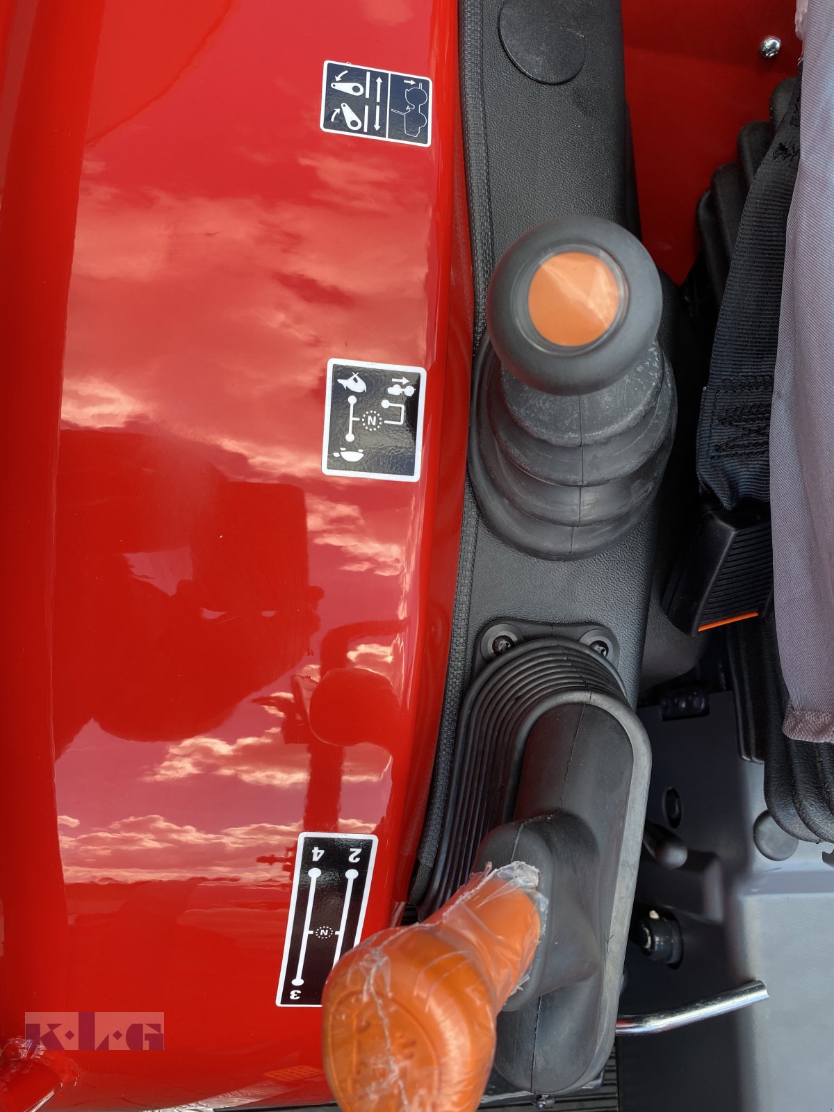 Schmalspurtraktor des Typs Antonio Carraro Tigre 3800, Neumaschine in Stein (Bild 2)