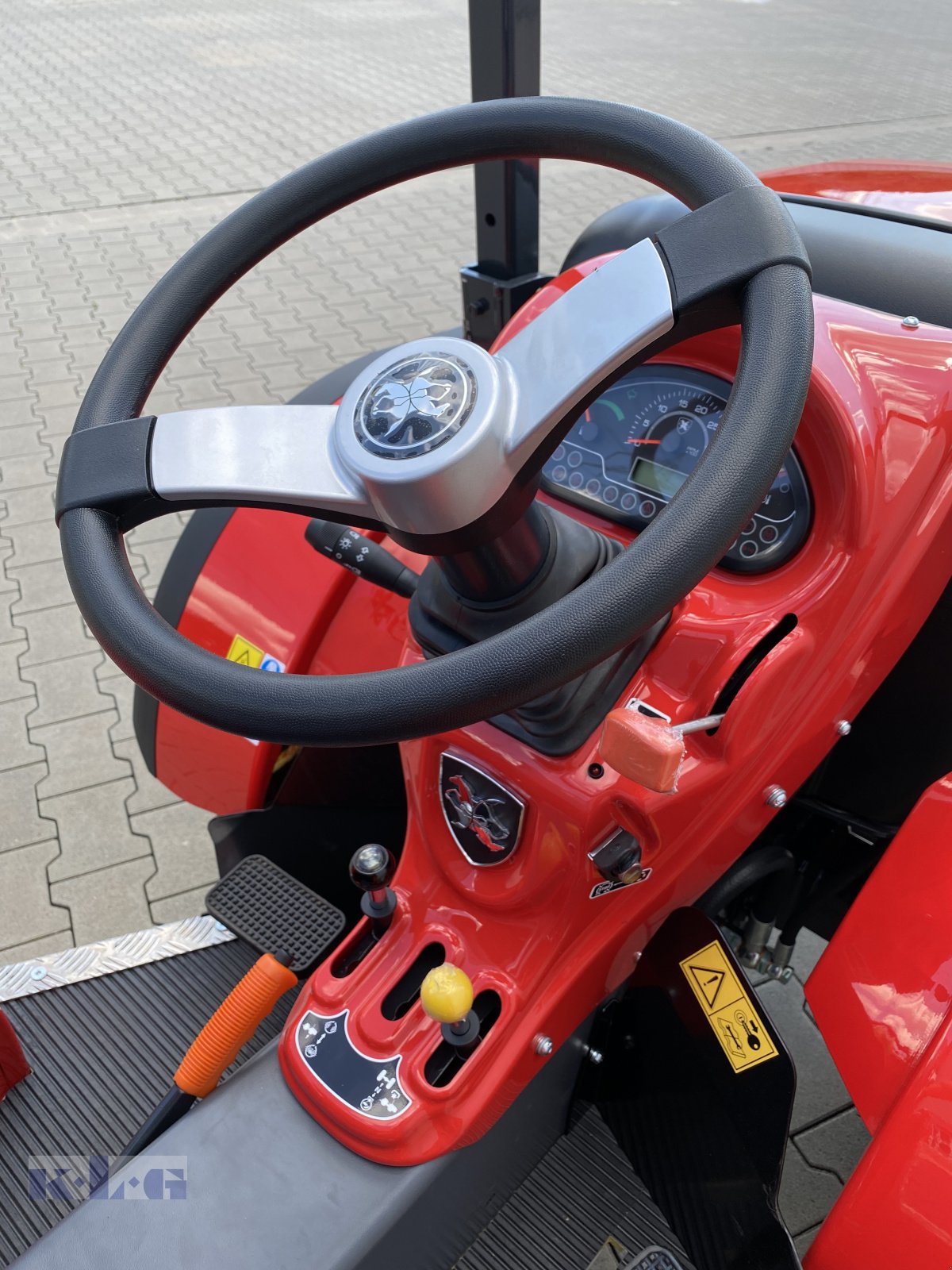 Schmalspurtraktor des Typs Antonio Carraro Tigre 3800, Neumaschine in Stein (Bild 3)