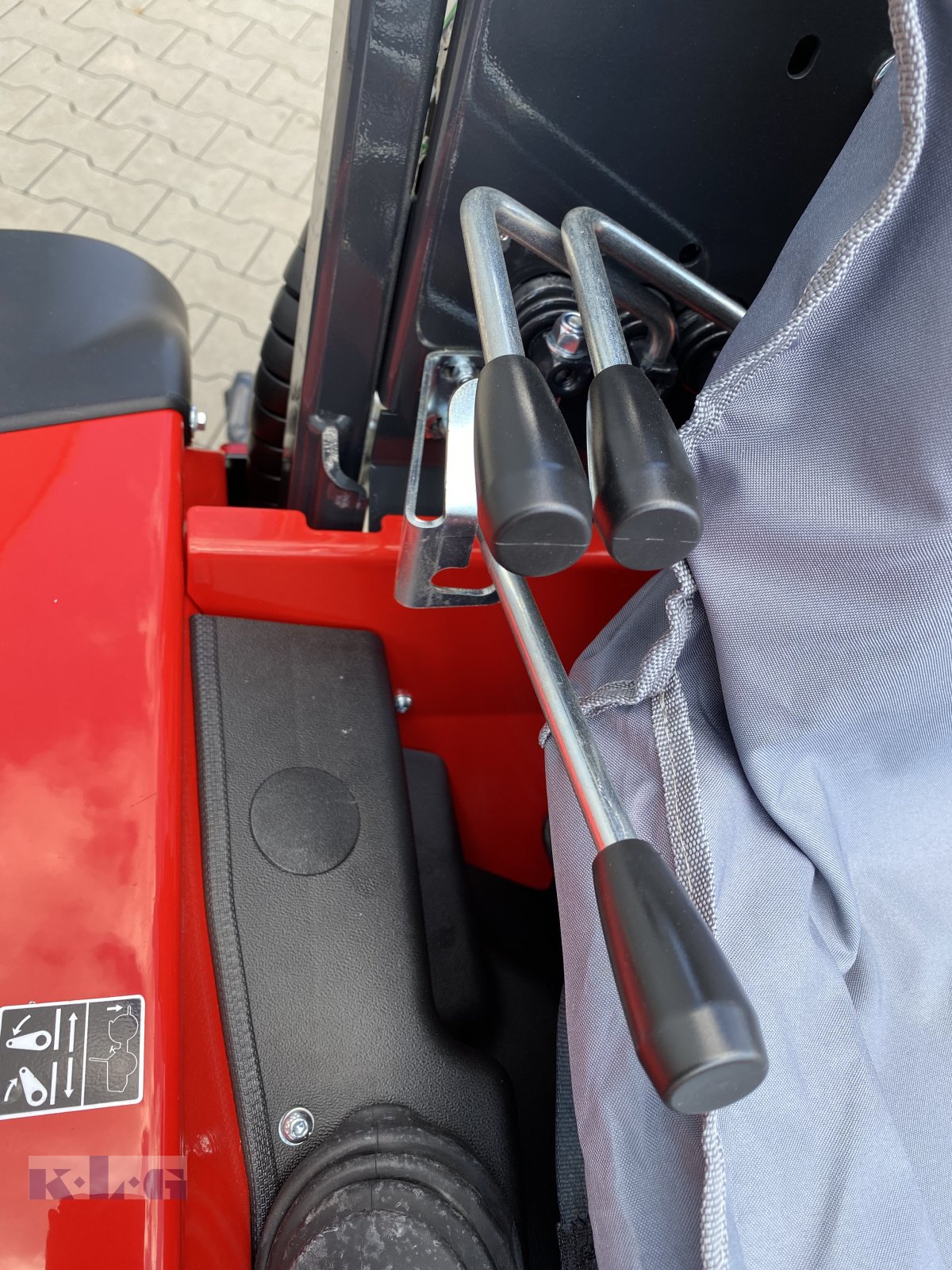 Schmalspurtraktor des Typs Antonio Carraro Tigre 3800, Neumaschine in Stein (Bild 4)