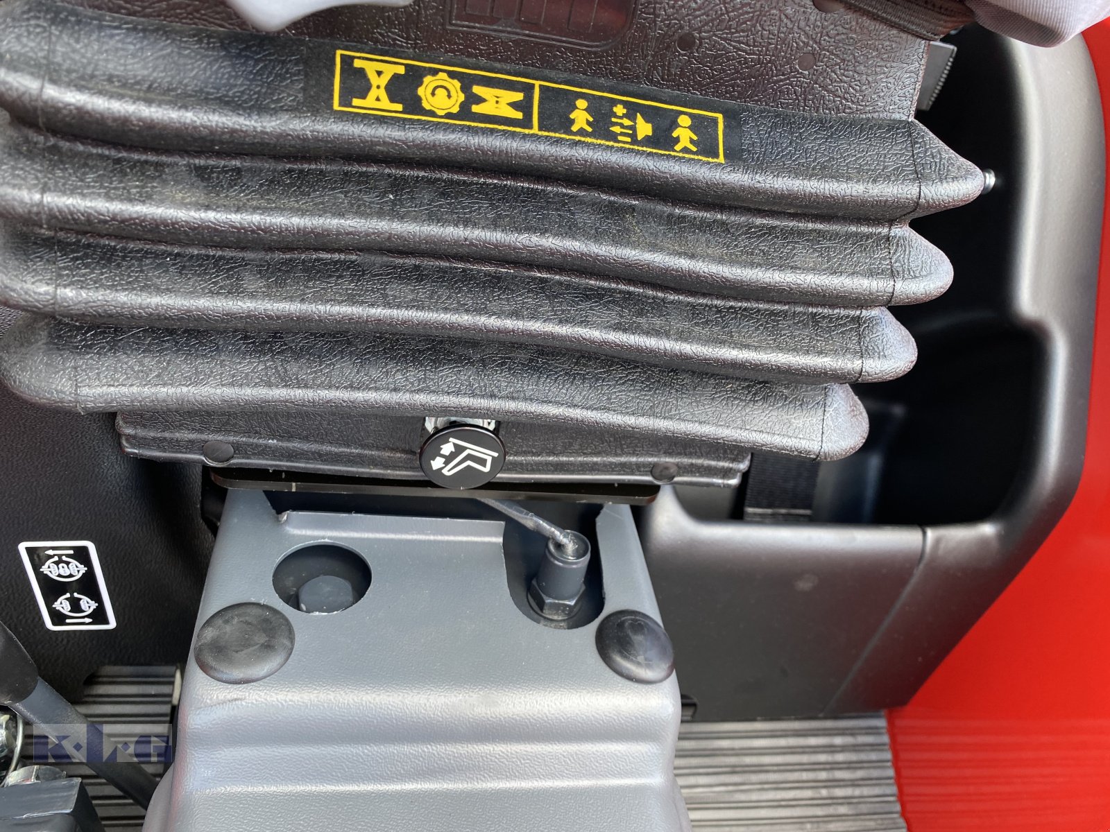 Schmalspurtraktor des Typs Antonio Carraro Tigre 3800, Neumaschine in Stein (Bild 5)