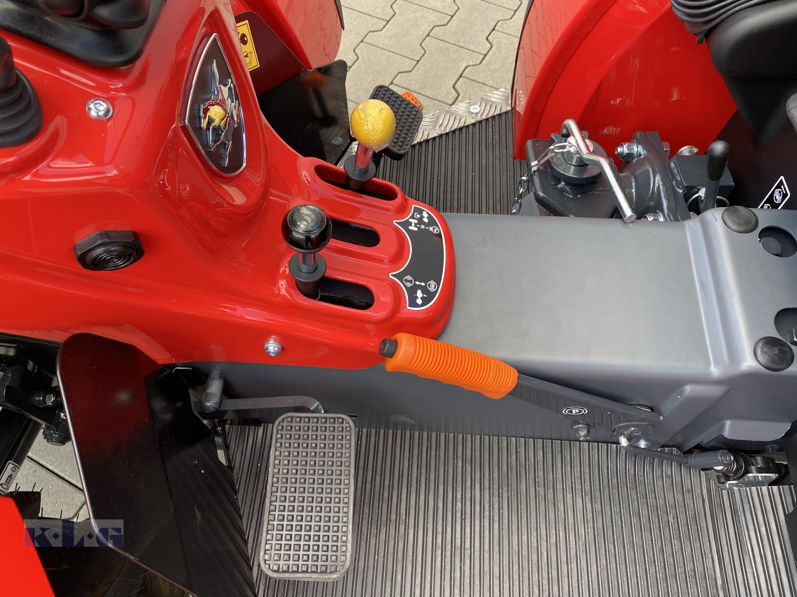 Schmalspurtraktor des Typs Antonio Carraro Tigre 3800, Neumaschine in Stein (Bild 7)