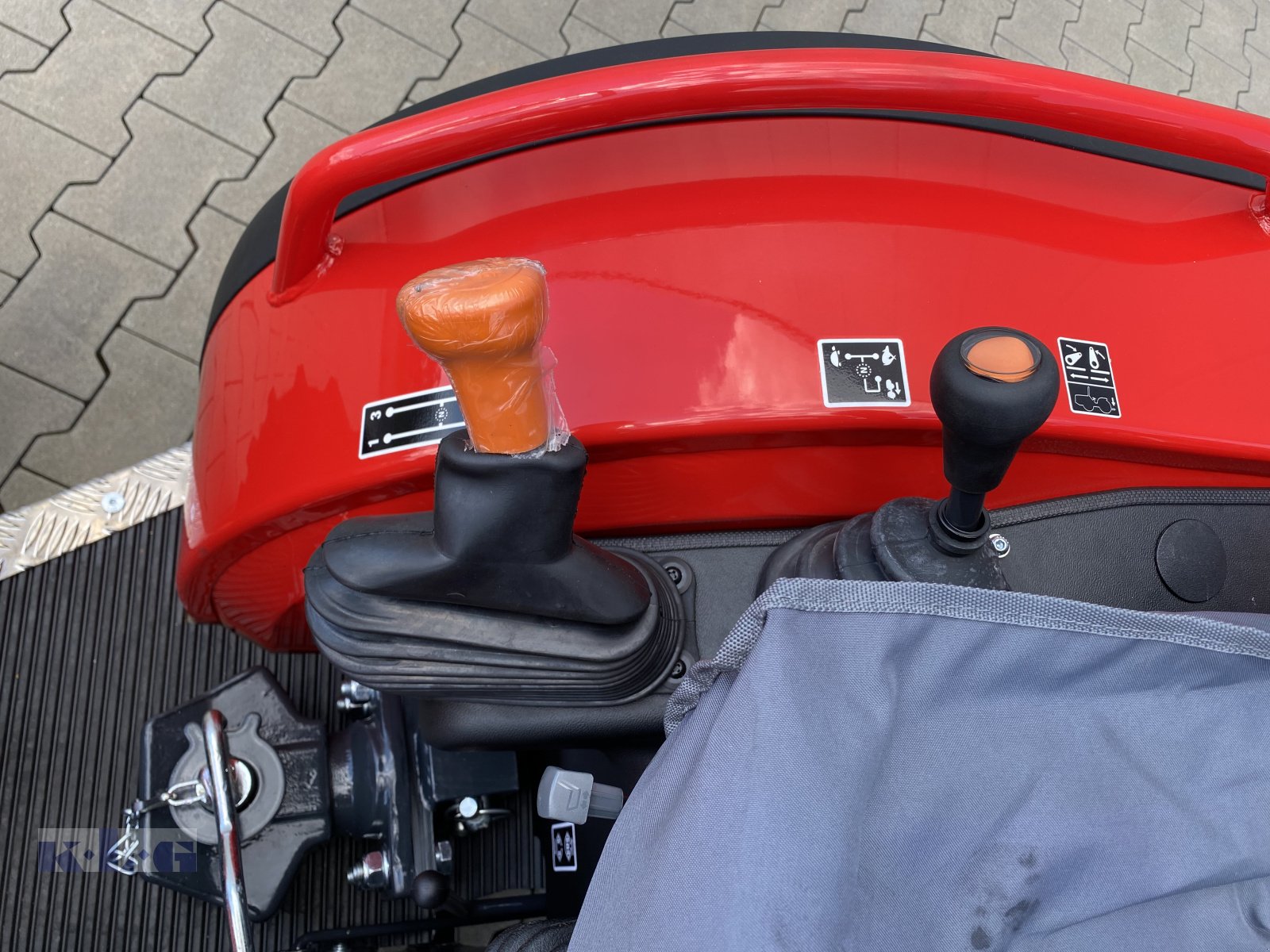 Schmalspurtraktor des Typs Antonio Carraro Tigre 3800, Neumaschine in Stein (Bild 8)