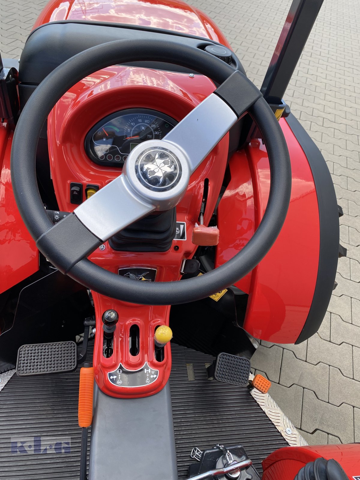 Schmalspurtraktor des Typs Antonio Carraro Tigre 3800, Neumaschine in Stein (Bild 9)