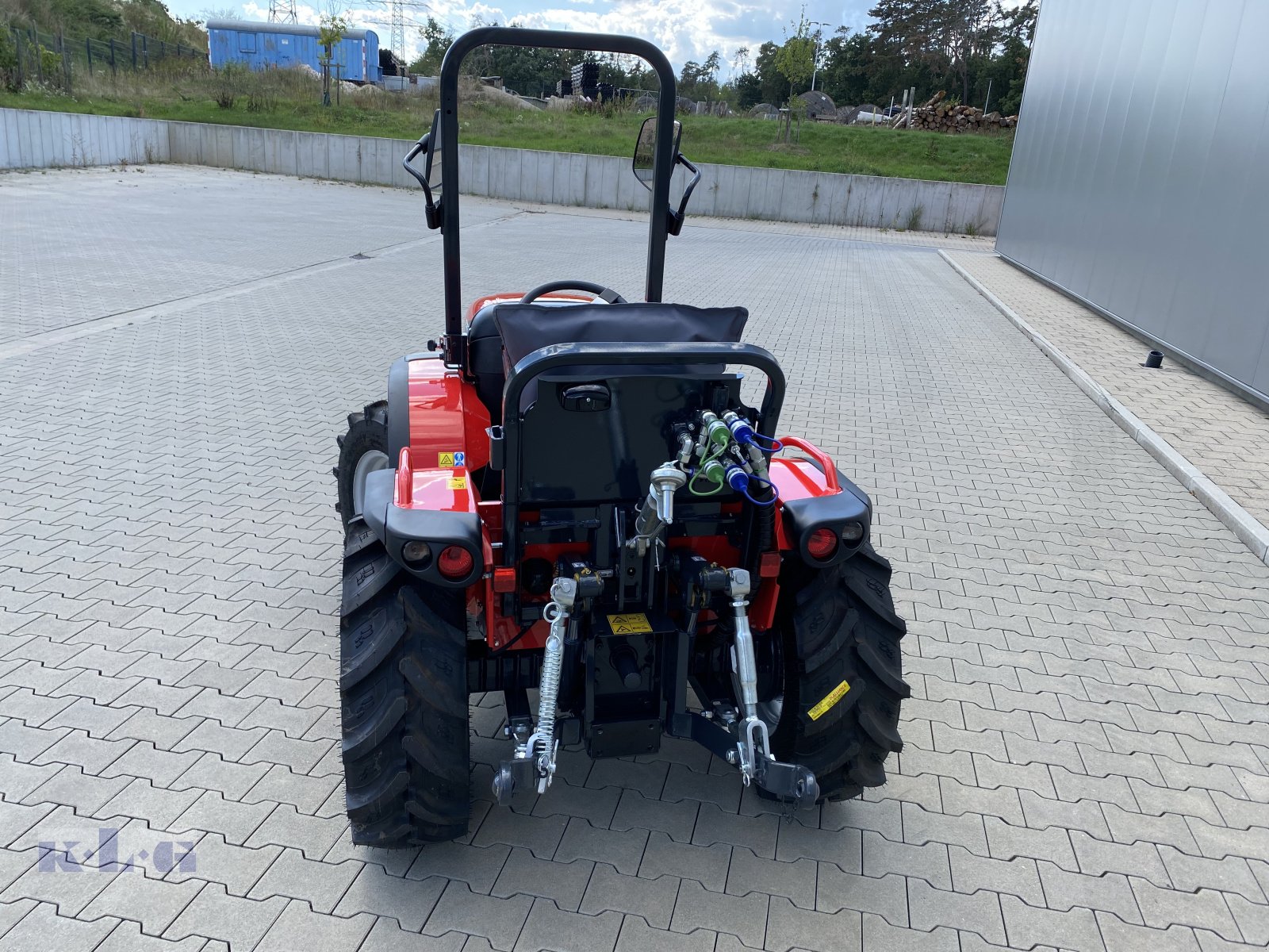 Schmalspurtraktor des Typs Antonio Carraro Tigre 3800, Neumaschine in Stein (Bild 11)