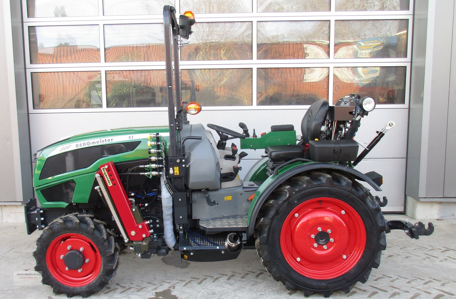 Schmalspurtraktor des Typs BERGmeister X 3, Neumaschine in Tapfheim (Bild 1)