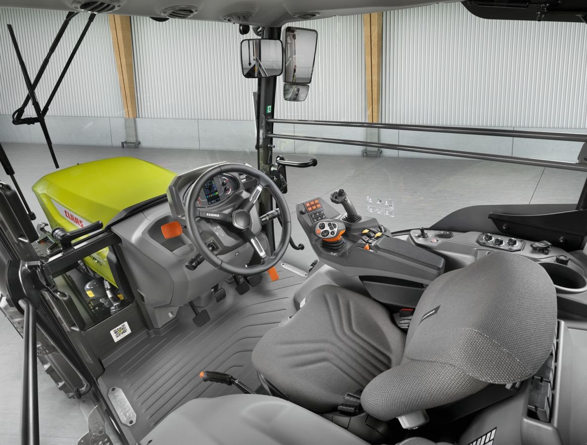 Schmalspurtraktor des Typs CLAAS Nexos 2.105 Cmatic, Neumaschine in Grund (Bild 4)