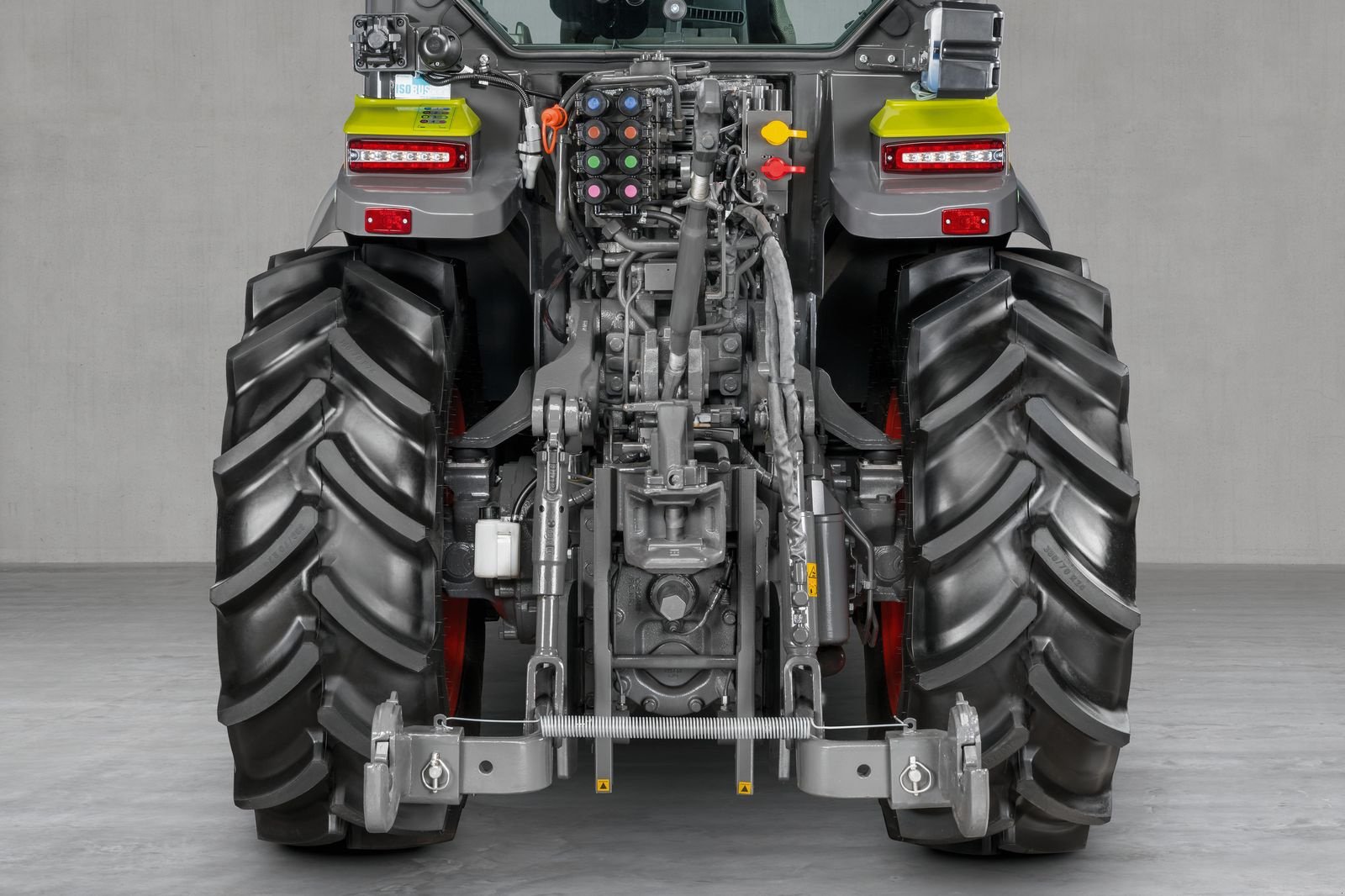 Schmalspurtraktor des Typs CLAAS Nexos 2.105 Cmatic, Neumaschine in Grund (Bild 3)