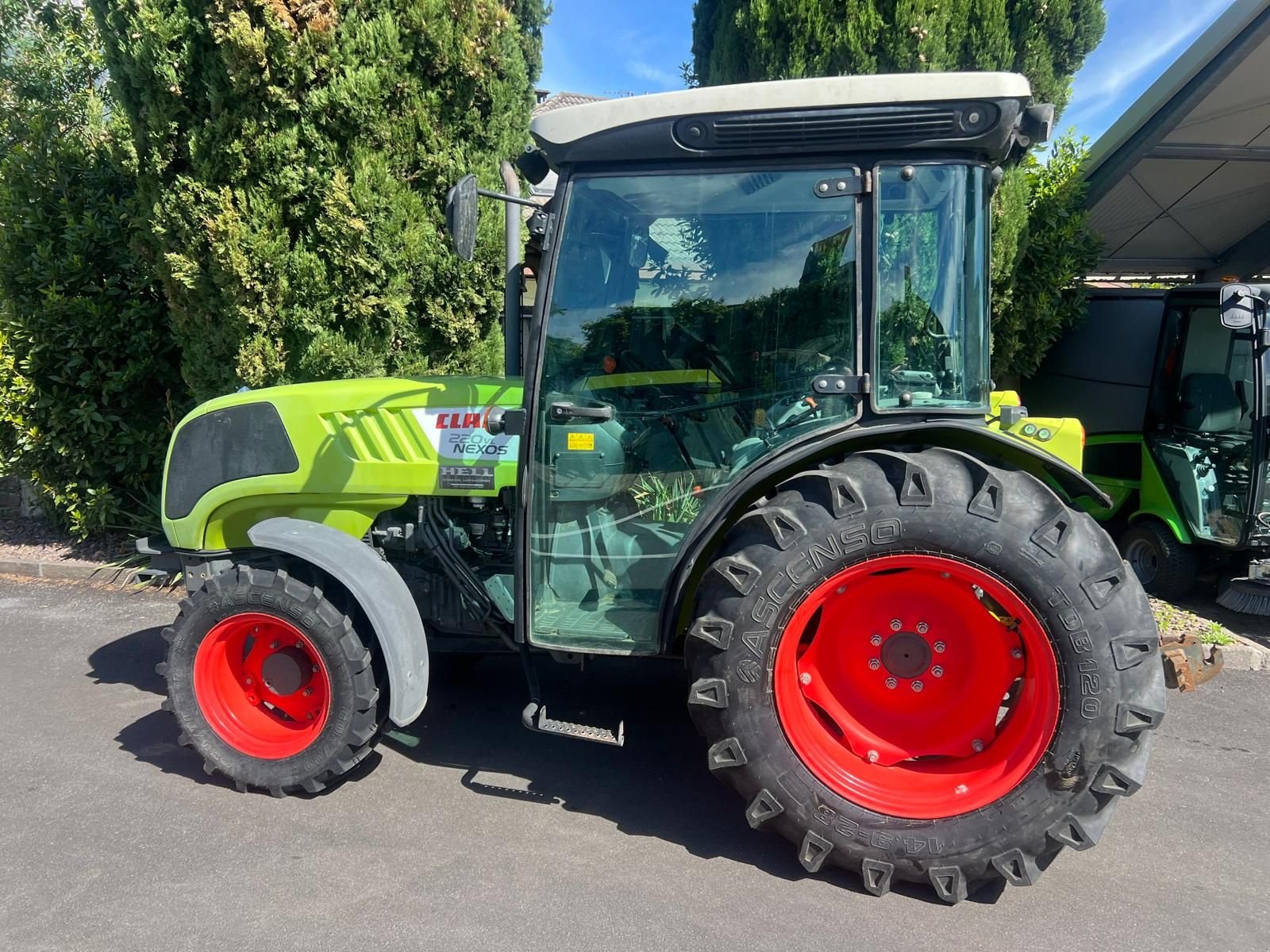 Schmalspurtraktor des Typs CLAAS Nexos 220 VL - GB172, Gebrauchtmaschine in Eppan (BZ) (Bild 6)