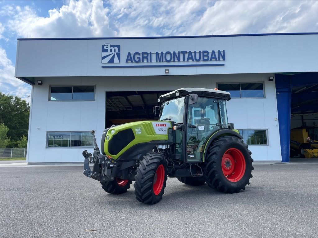 Schmalspurtraktor des Typs CLAAS NEXOS 240 F, Gebrauchtmaschine in Montauban (Bild 1)