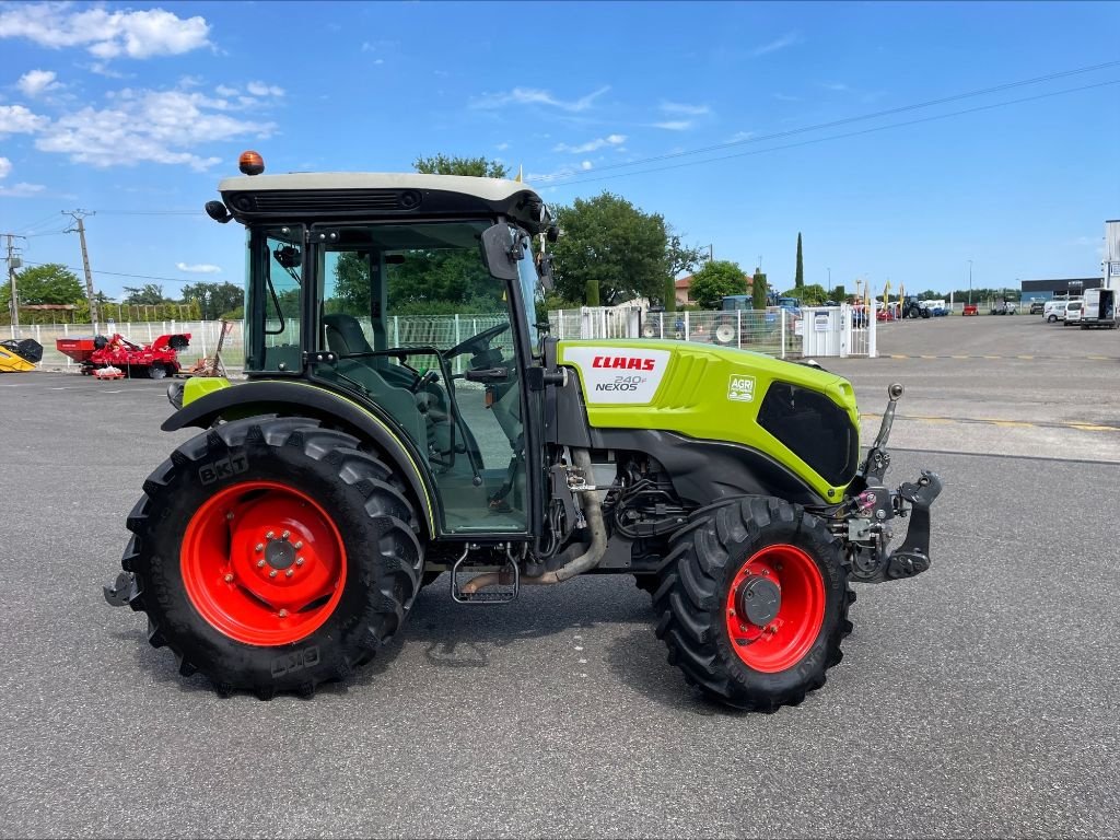 Schmalspurtraktor des Typs CLAAS NEXOS 240 F, Gebrauchtmaschine in Montauban (Bild 5)