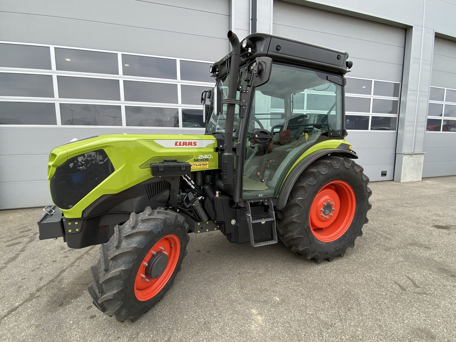 Schmalspurtraktor des Typs CLAAS Nexos 240 L Comfort, Neumaschine in Mistelbach (Bild 2)