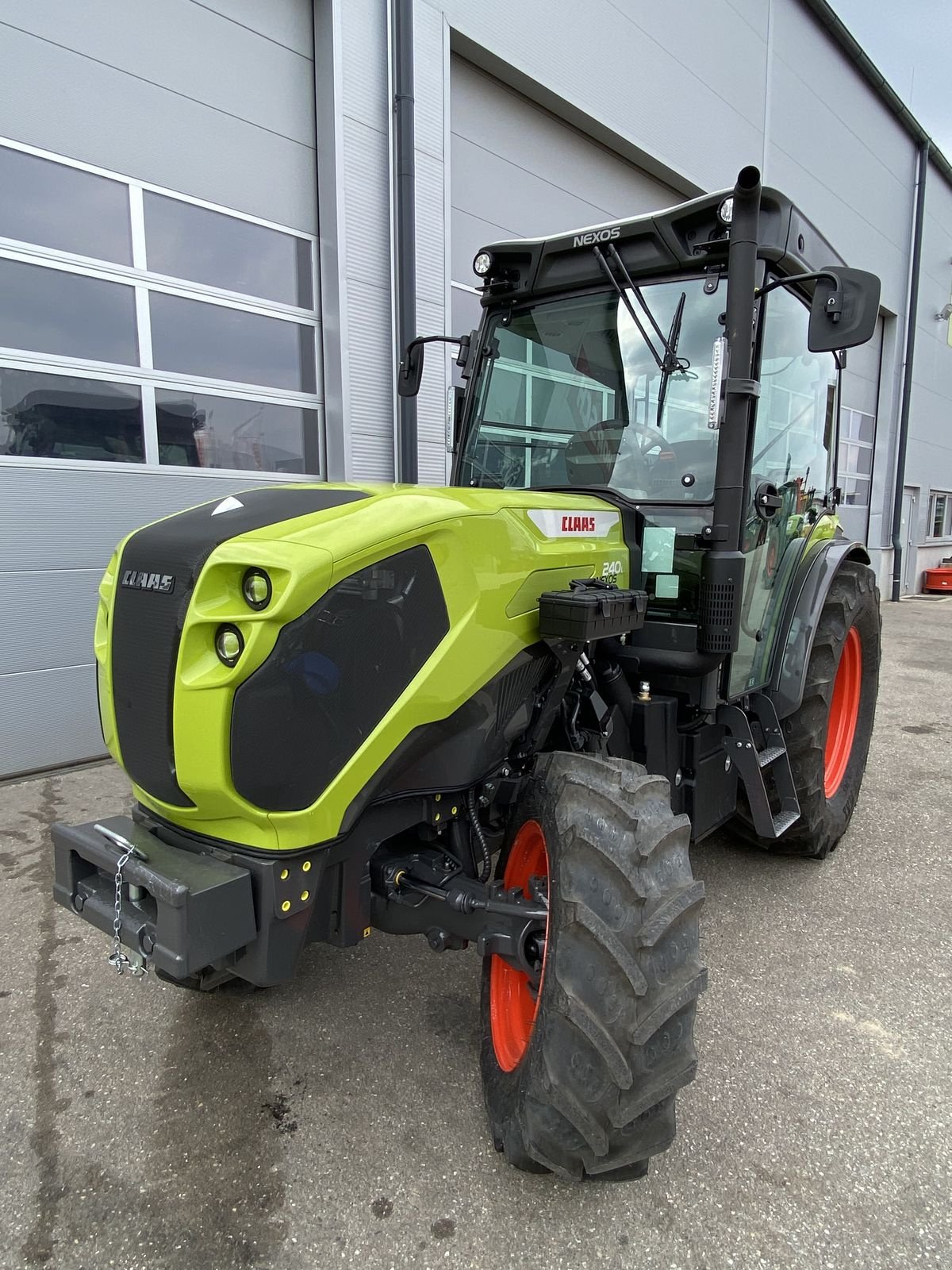 Schmalspurtraktor des Typs CLAAS Nexos 240 L Comfort, Neumaschine in Mistelbach (Bild 1)