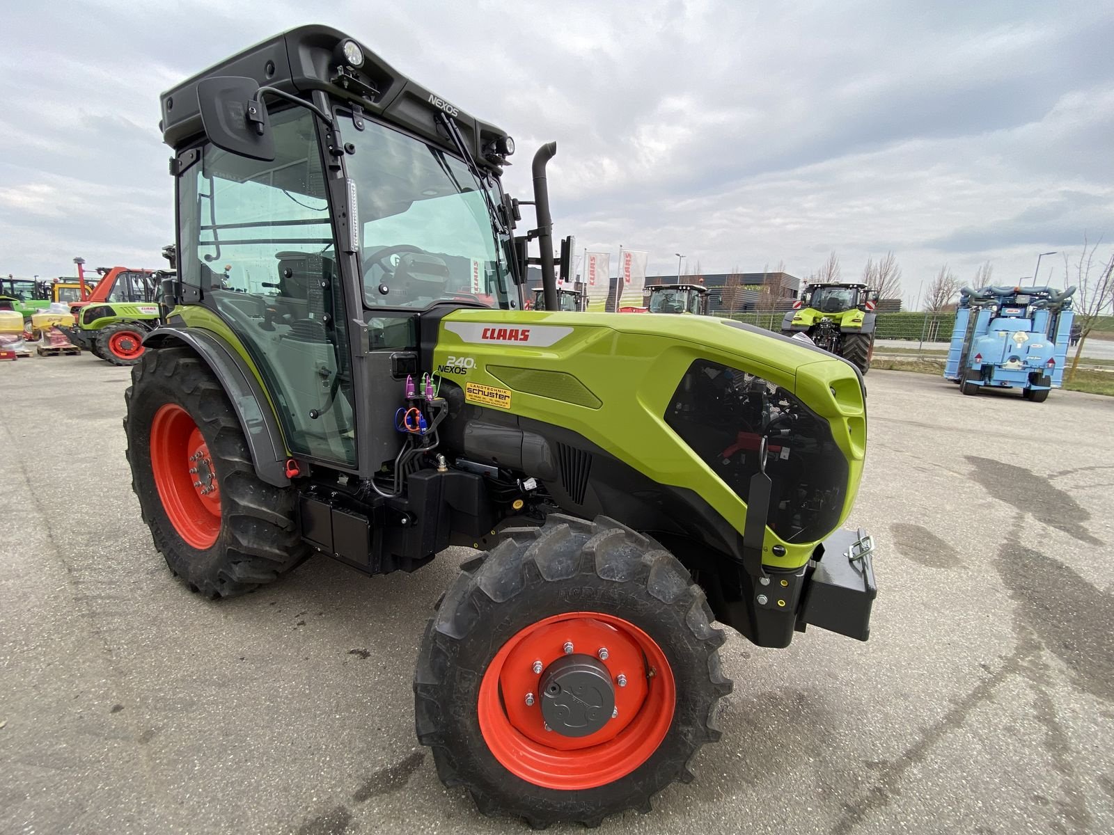 Schmalspurtraktor des Typs CLAAS Nexos 240 L Comfort, Neumaschine in Mistelbach (Bild 4)