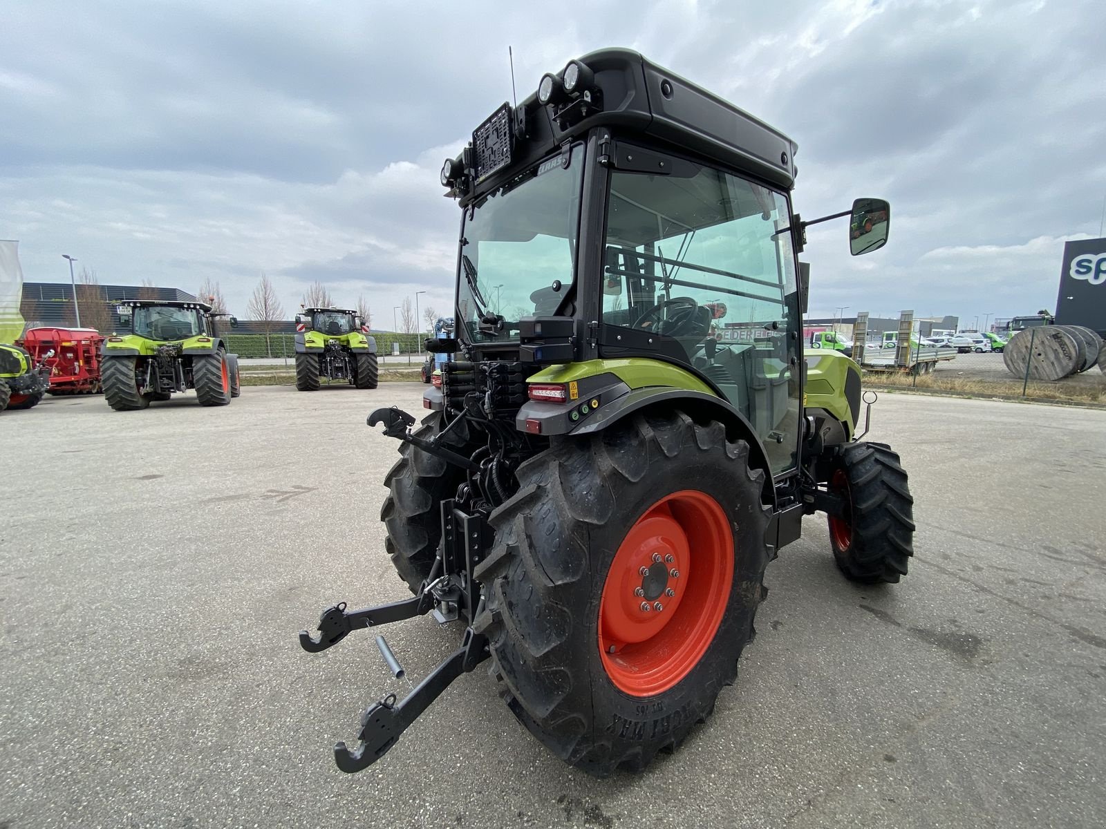 Schmalspurtraktor des Typs CLAAS Nexos 240 L Comfort, Neumaschine in Mistelbach (Bild 3)